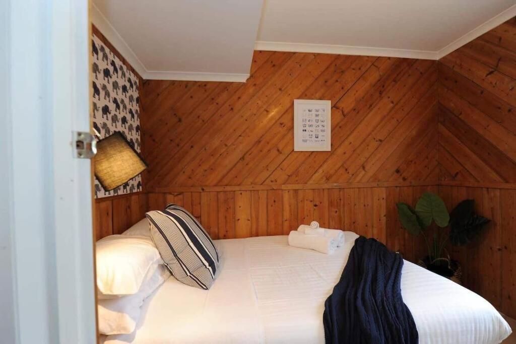 White Shell Cottage - Woodfire & Beachfront