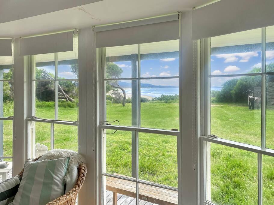 White Shell Cottage - Woodfire & Beachfront
