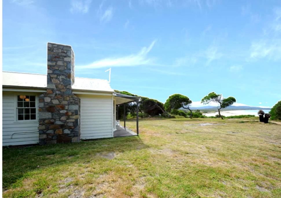 White Shell Cottage - Woodfire & Beachfront