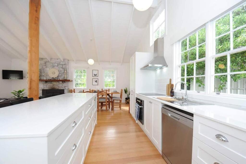 White Shell Cottage - Woodfire & Beachfront