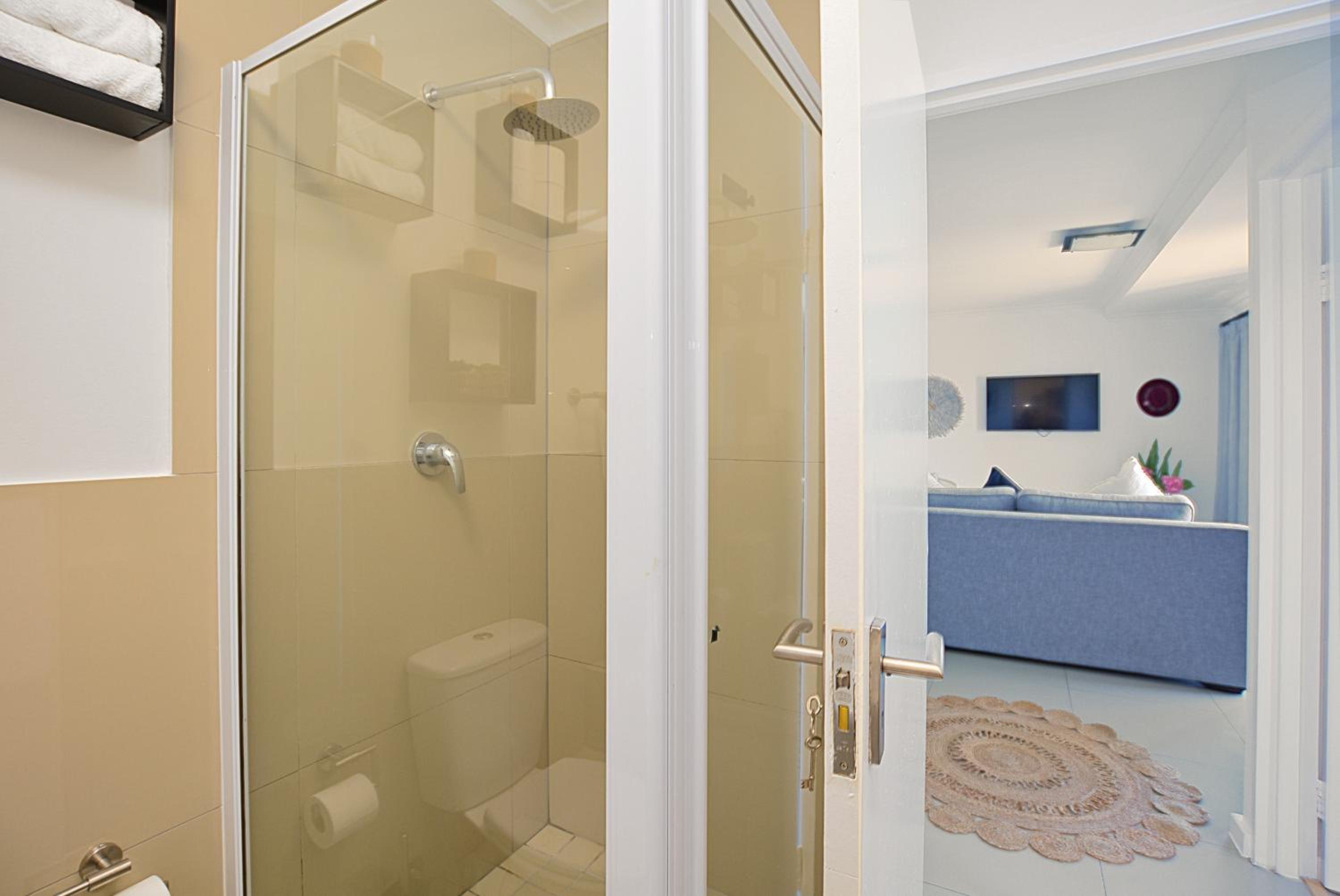 Designer Beachfront Apartment in Big Bay with swimming pool- 2 bedroom, 1 Azure view 4