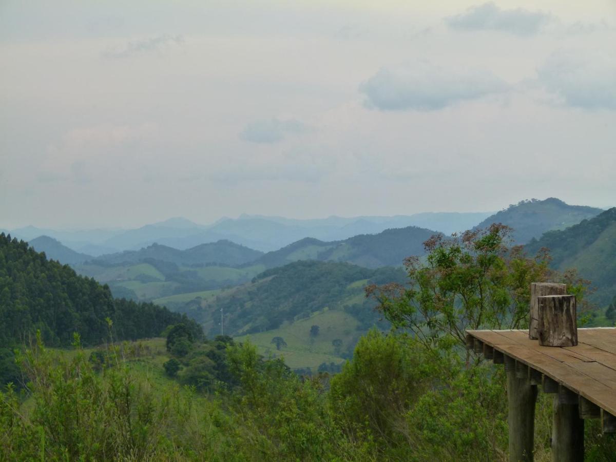 Casa ecológica na montanha com vista para o vale