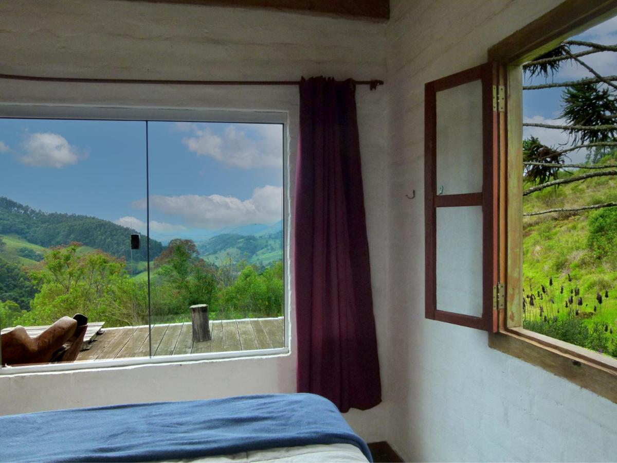 Casa ecológica na montanha com vista para o vale