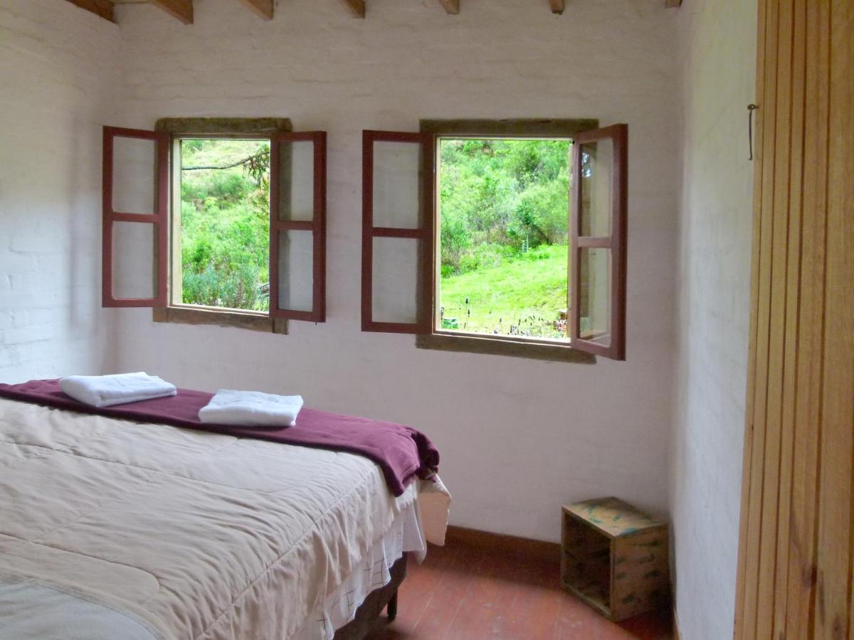 Casa ecológica na montanha com vista para o vale