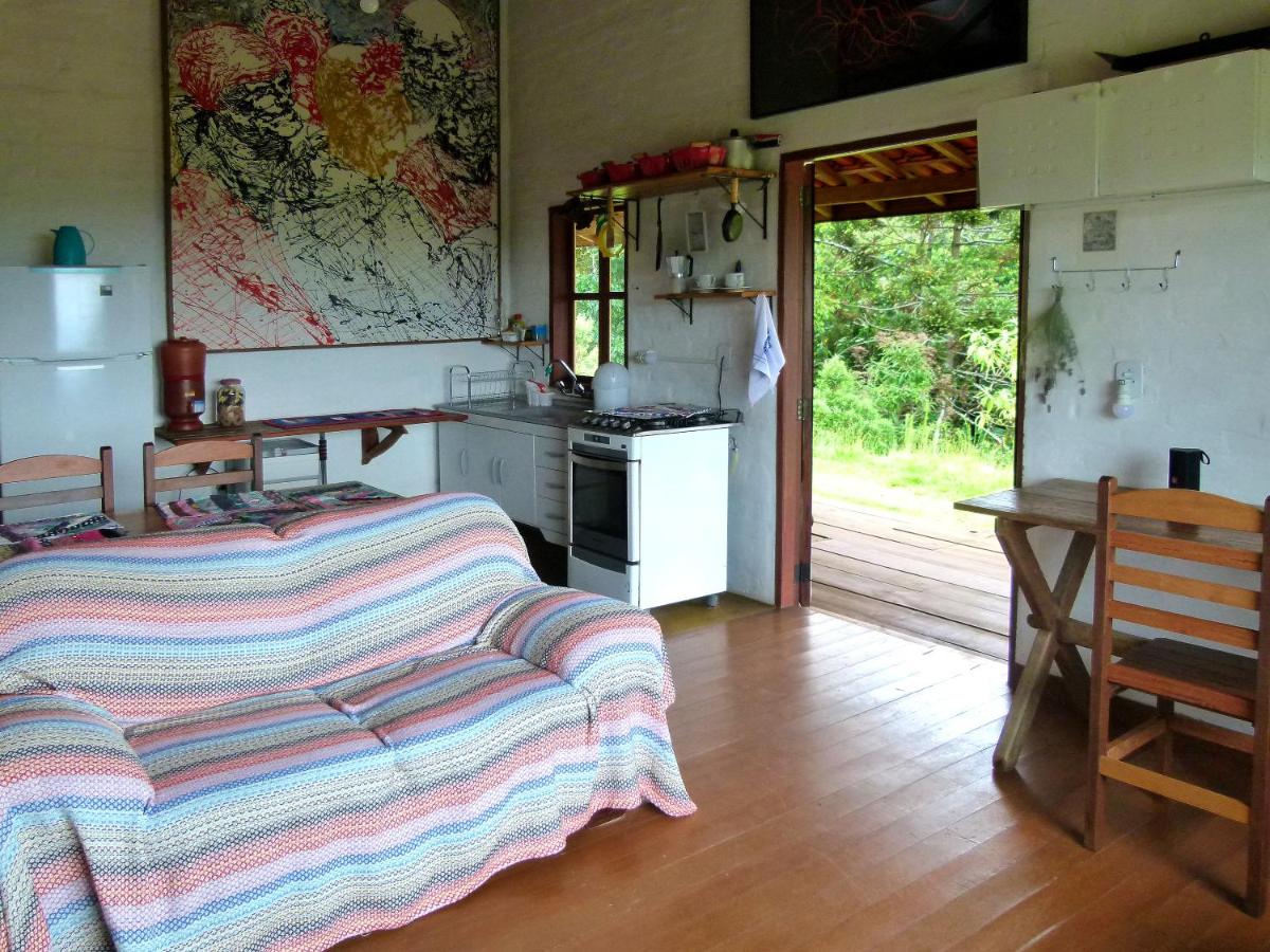 Casa ecológica na montanha com vista para o vale