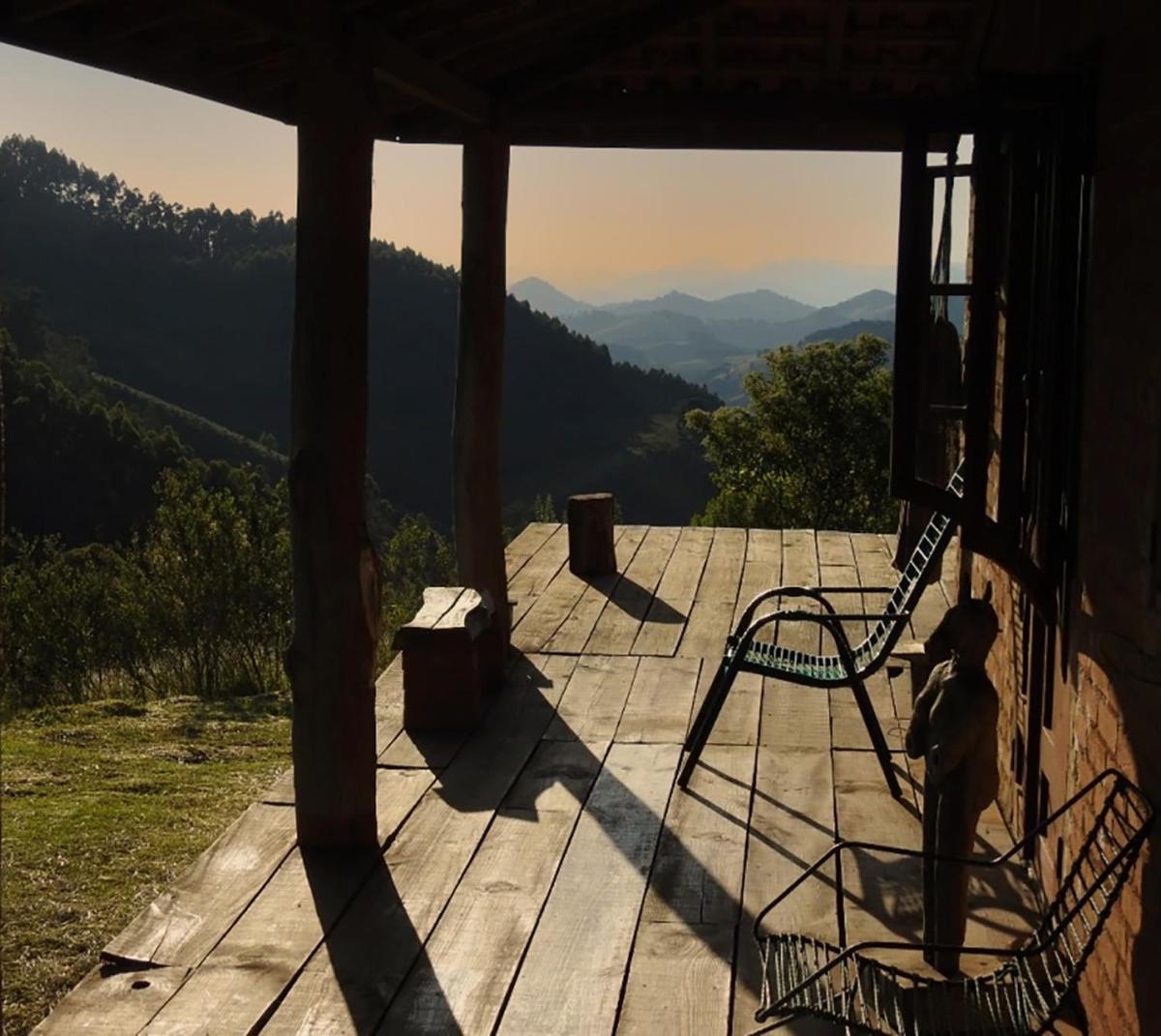 Casa ecológica na montanha com vista para o vale