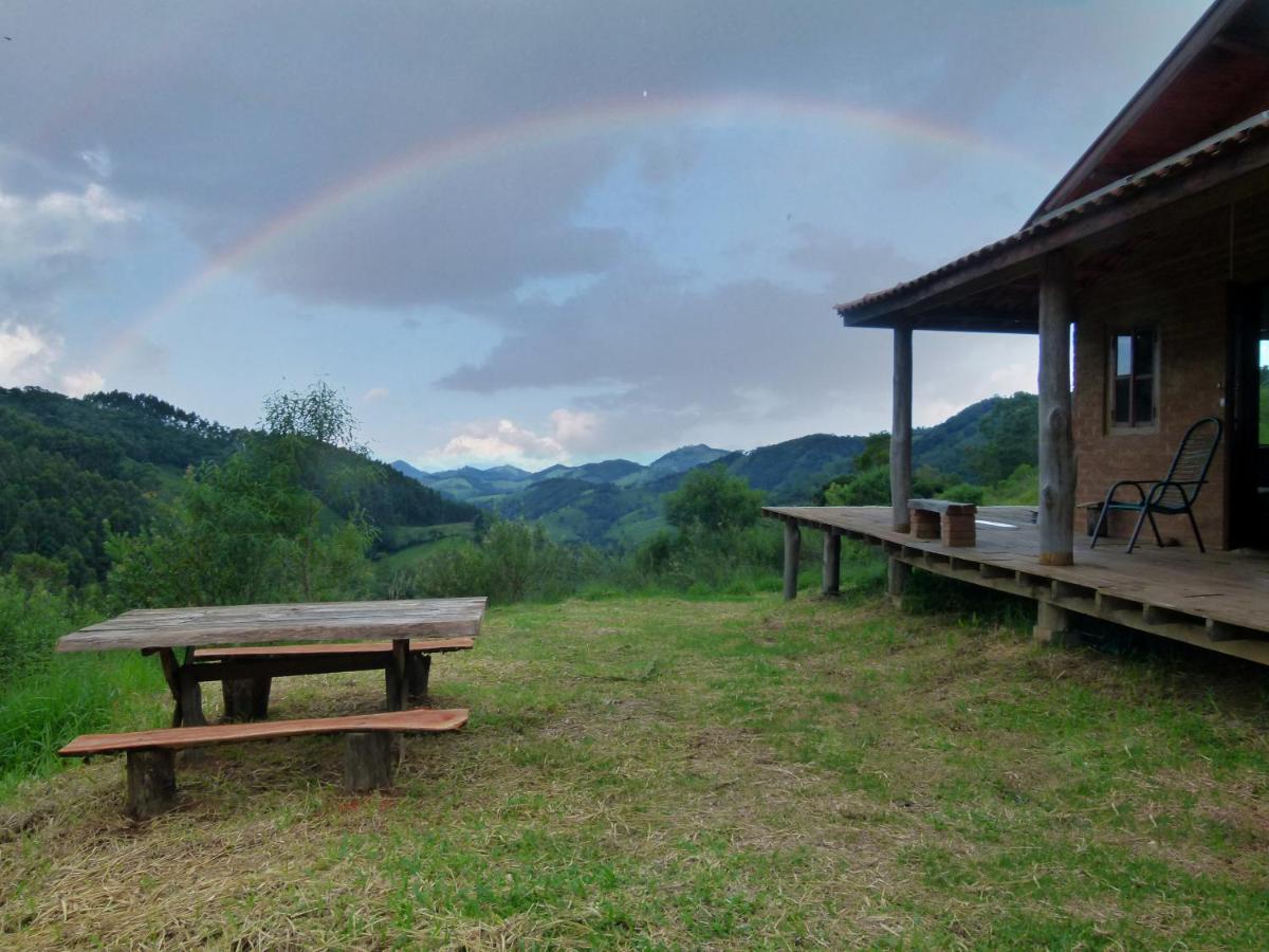 Casa ecológica na montanha com vista para o vale