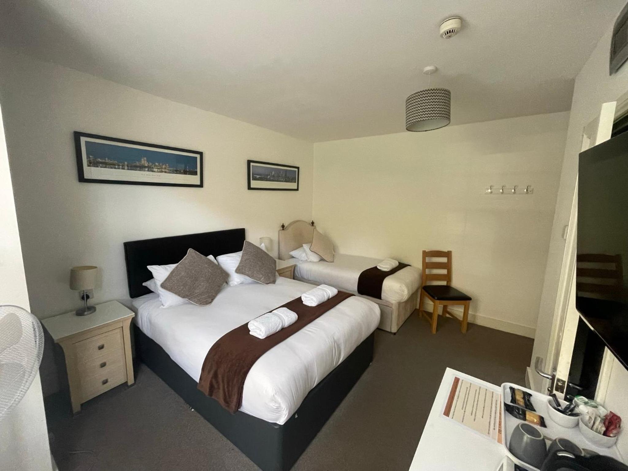 Oakhurst Gatwick and holiday parking three pounds per day and transport between six am and midnight until may