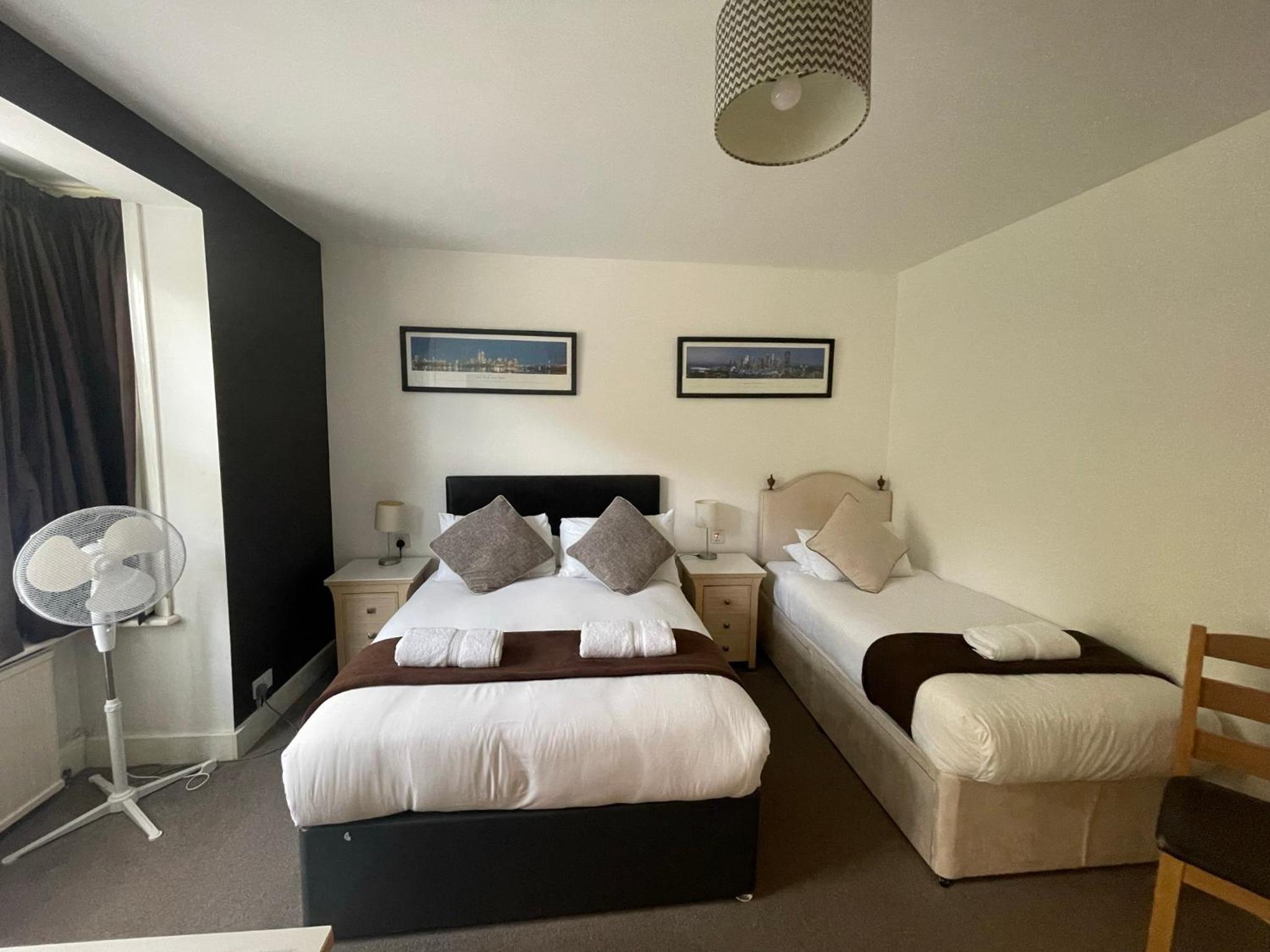 Oakhurst Gatwick and holiday parking three pounds per day and transport between six am and midnight until may
