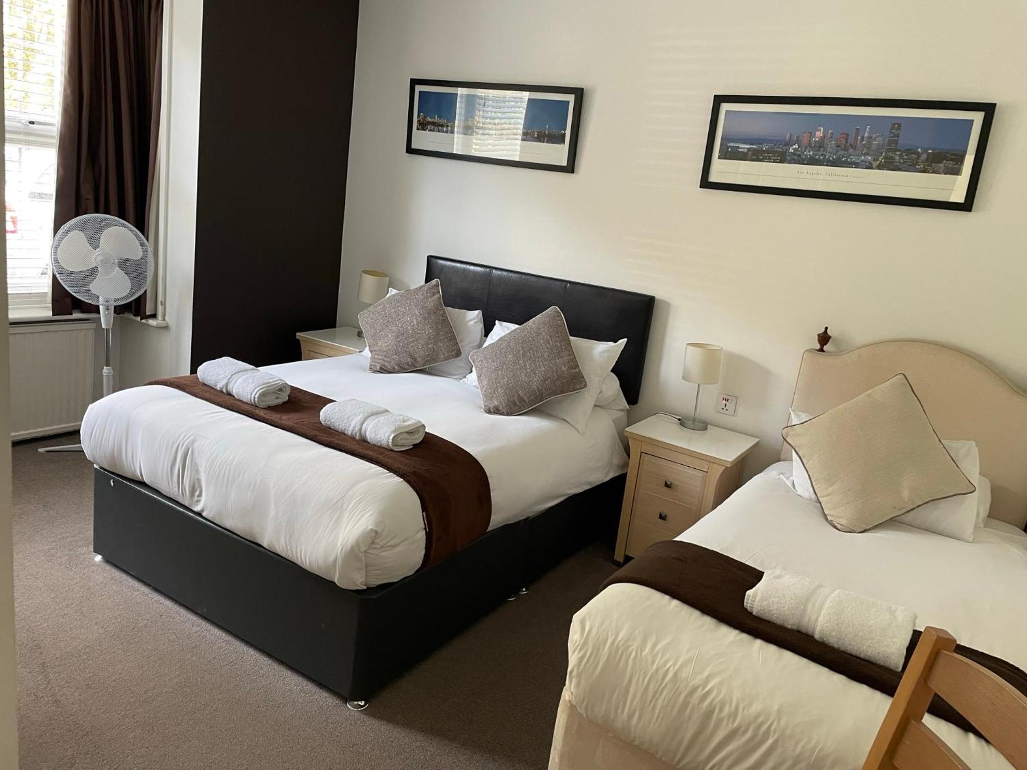 Oakhurst Gatwick and holiday parking three pounds per day and transport between six am and midnight until may