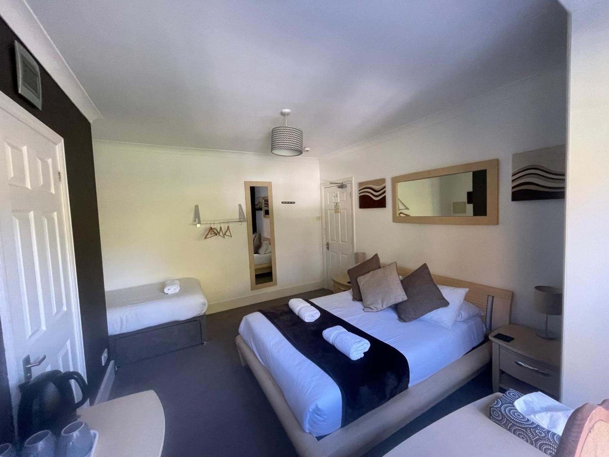 Oakhurst Gatwick and holiday parking three pounds per day and transport between six am and midnight until may