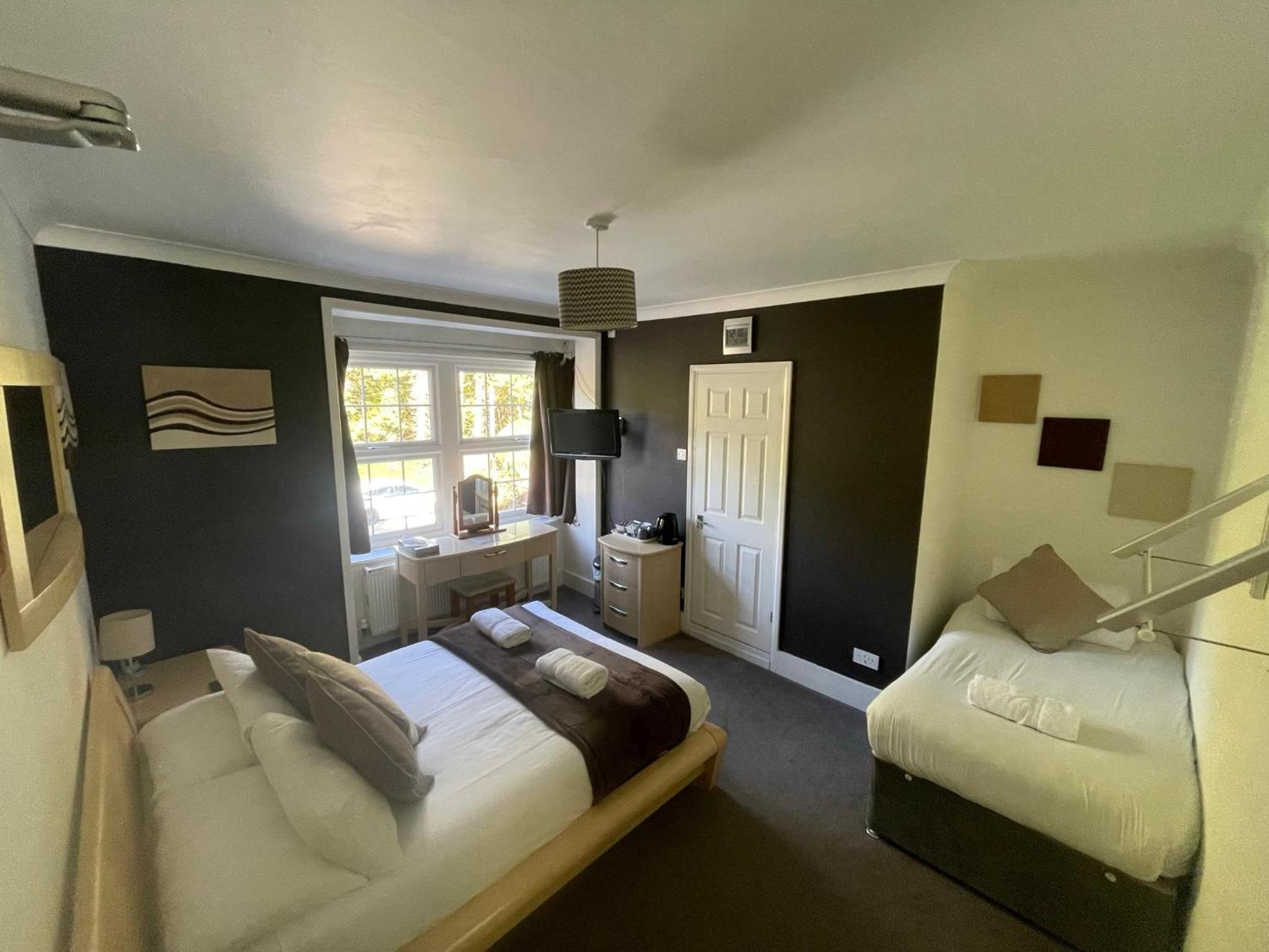Oakhurst Gatwick and holiday parking three pounds per day and transport between six am and midnight until may