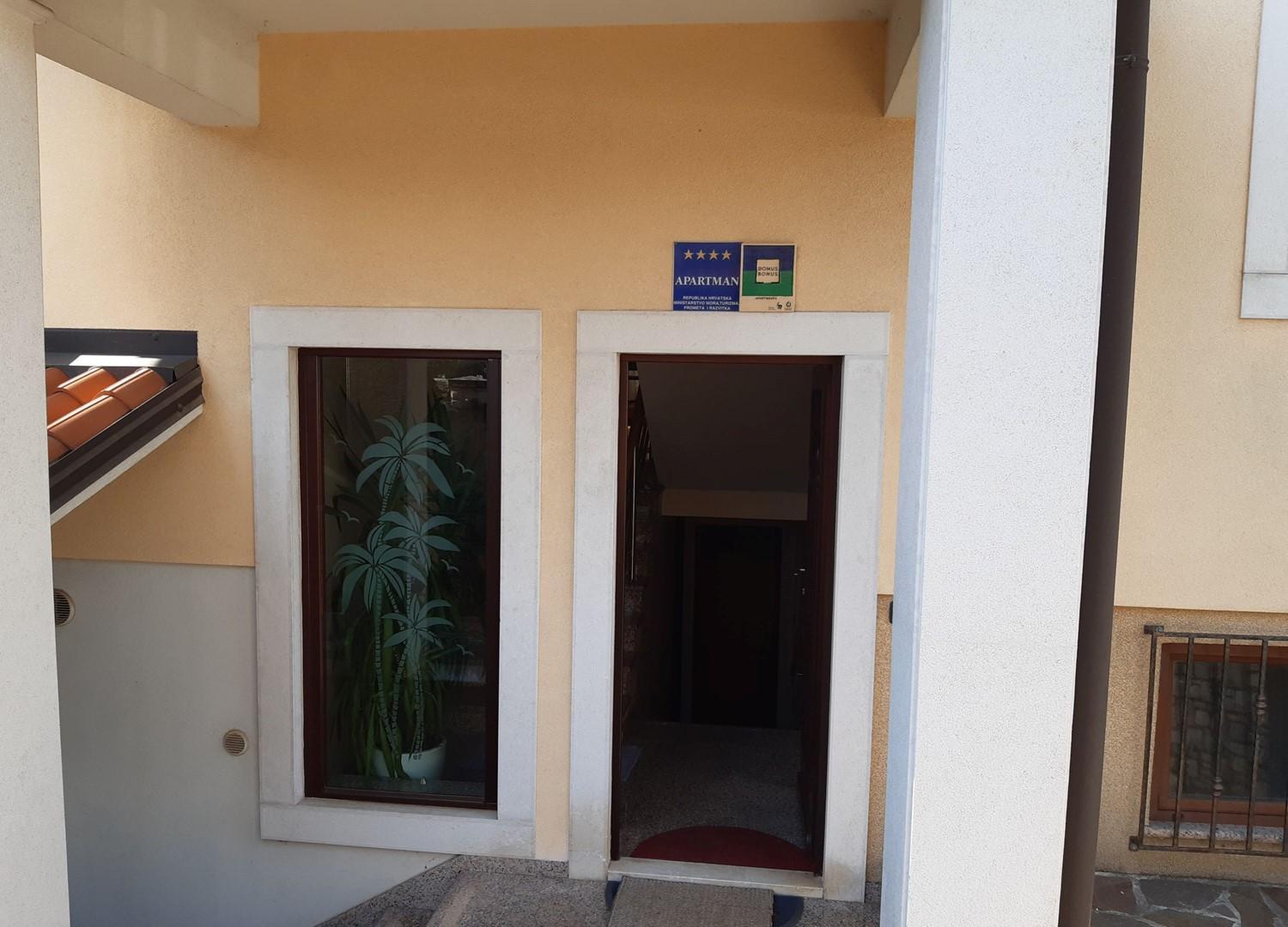 Apartments house Villa Teuta close to the sea