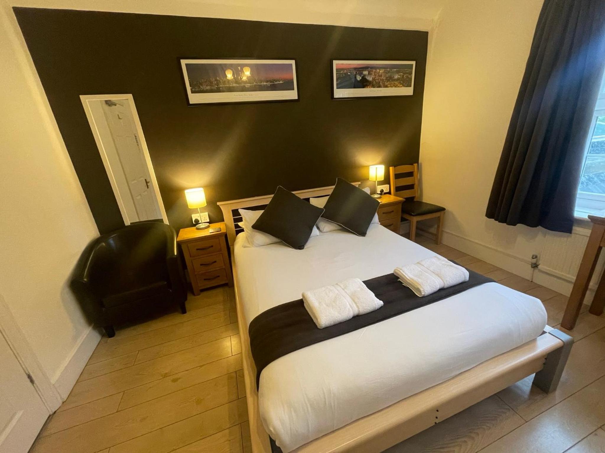 Oakhurst Gatwick and holiday parking three pounds per day and transport between six am and midnight until may