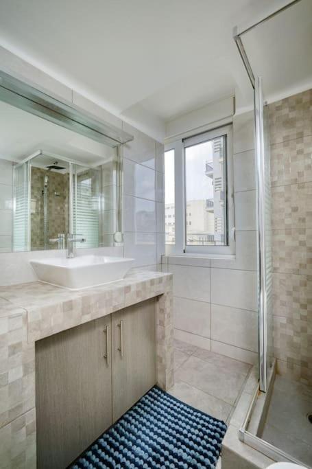 Charming Contemporary 2 bedroom apartment