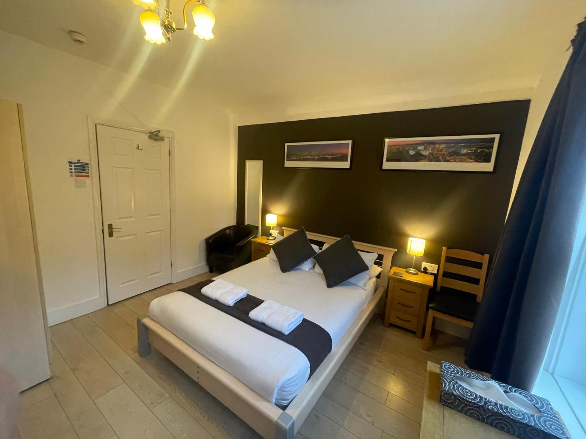 Oakhurst Gatwick and holiday parking three pounds per day and transport between six am and midnight until may