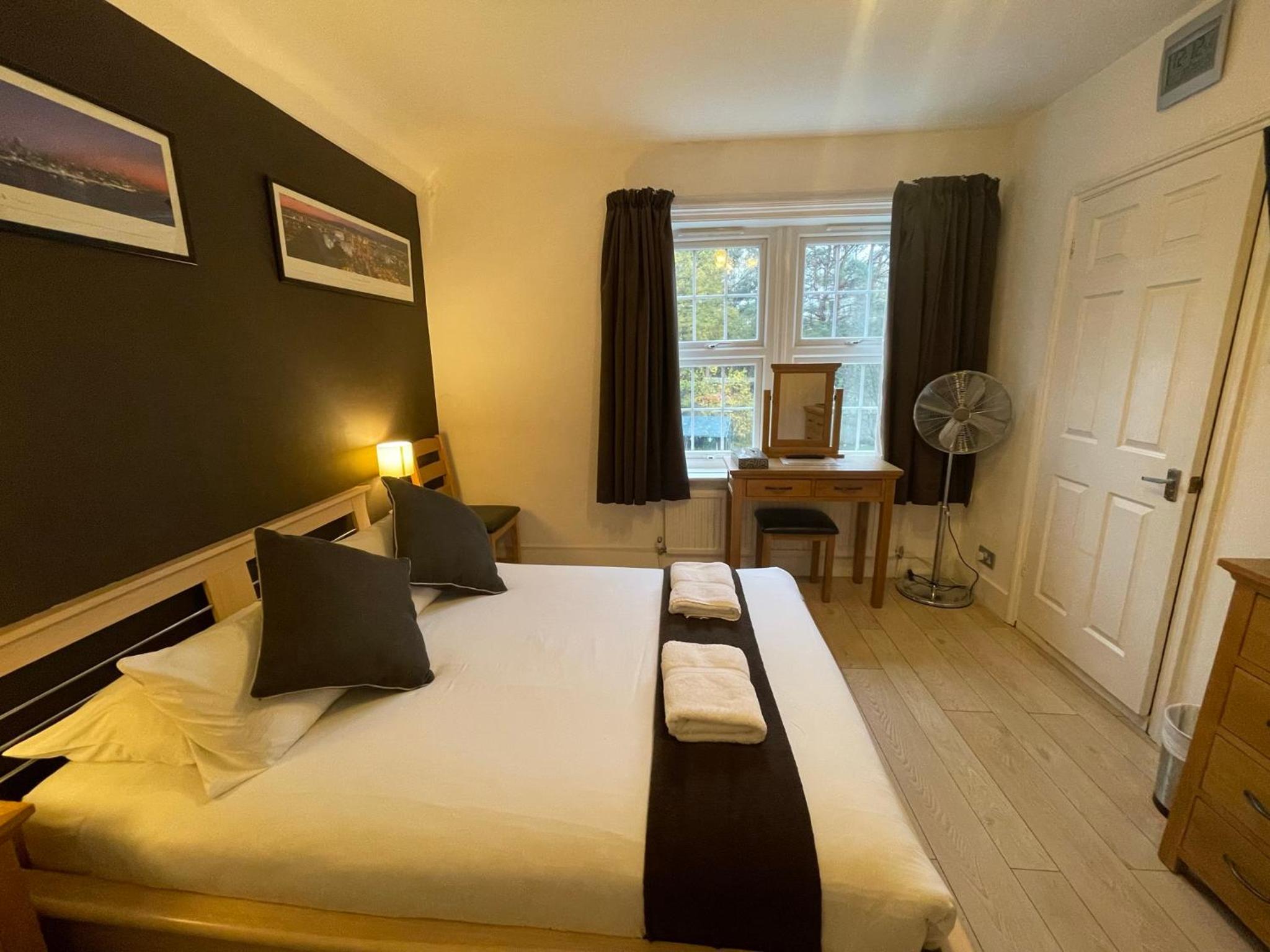 Oakhurst Gatwick and holiday parking three pounds per day and transport between six am and midnight until may