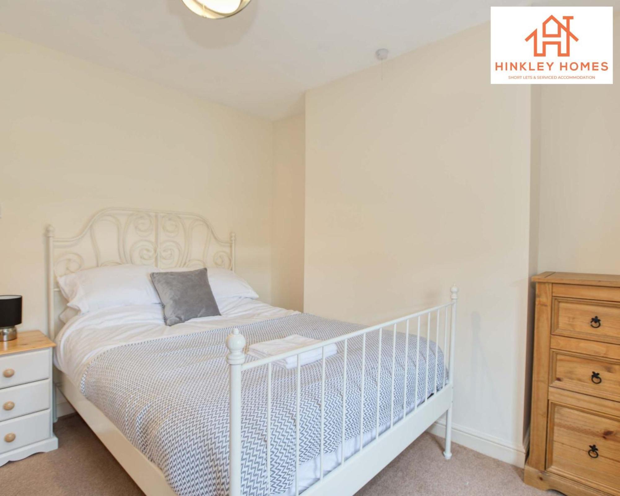 Centrally Tucked Away Private 4bed - Free parking! By Hinkley Homes Short Lets & Serviced Accommodation