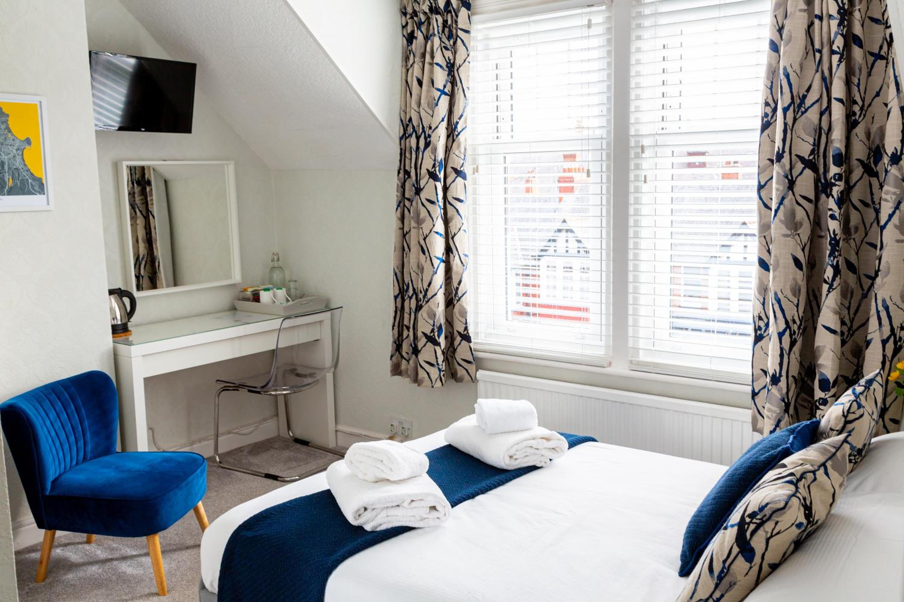 Kingsway Guesthouse - A selection of Single, Double and Family Rooms in a Central Location view 2