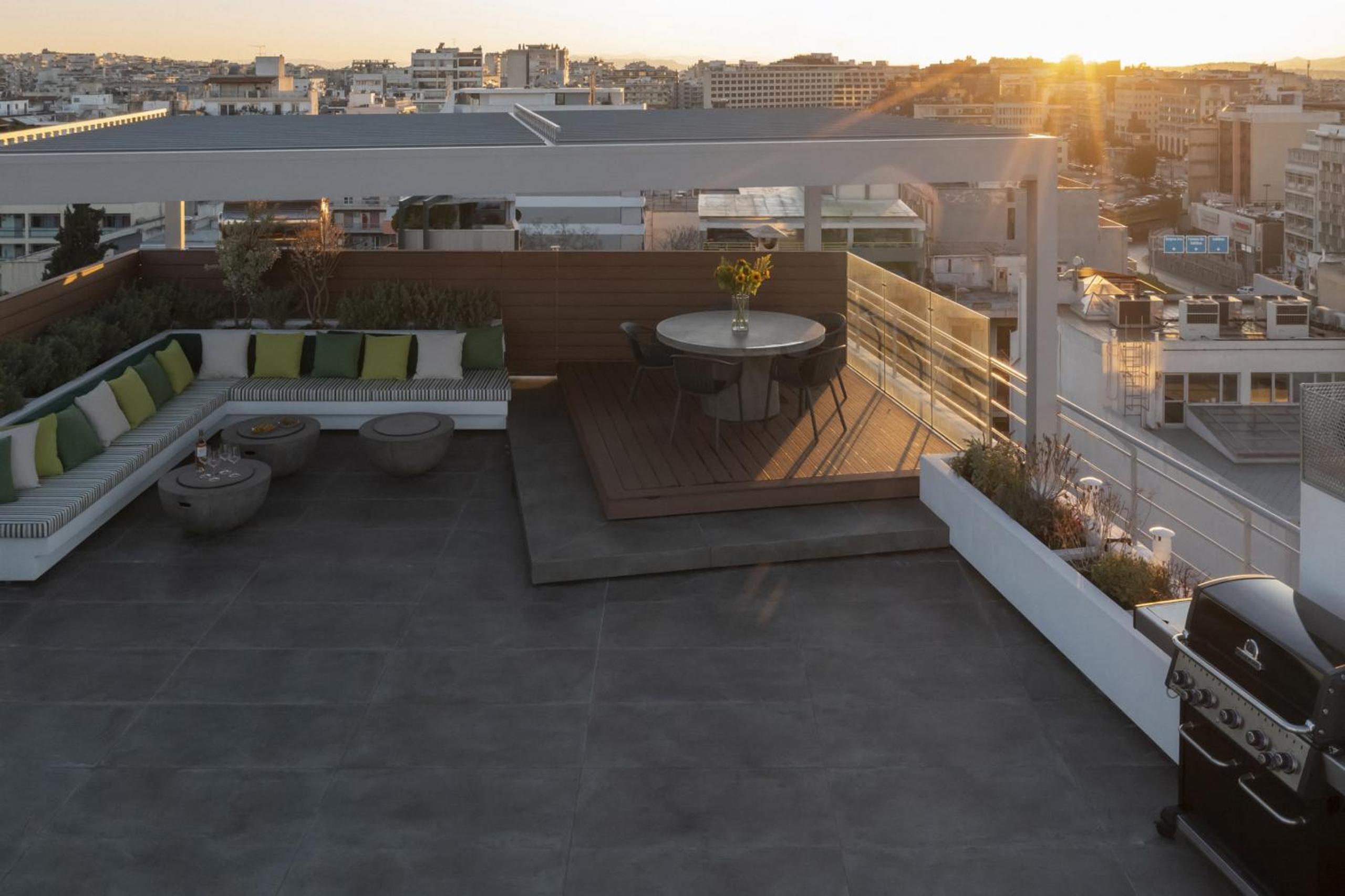 NEW STUNNING PENTHOUSE W/SPECTACULAR VISTAS!