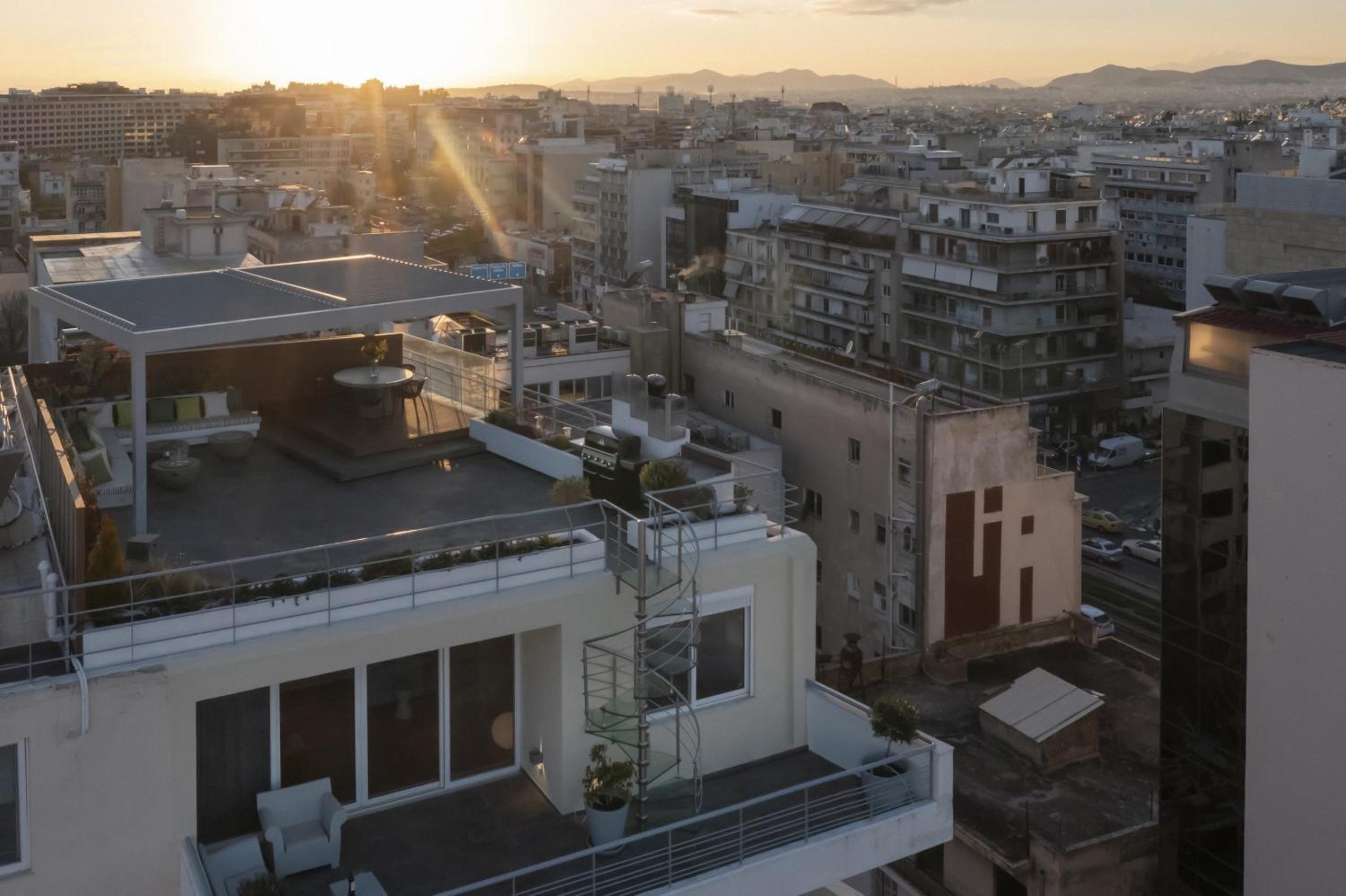 NEW STUNNING PENTHOUSE W/SPECTACULAR VISTAS!