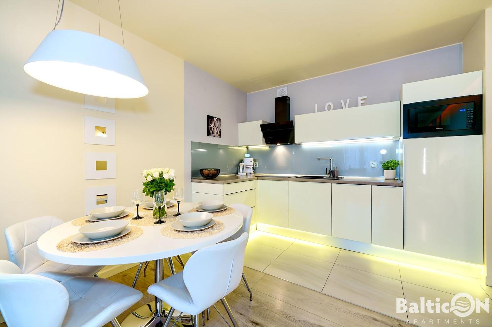 Apartamenty BalticON Polanki - Sauna, Fitness inclusive - Basen latem, Pool im Sommer
