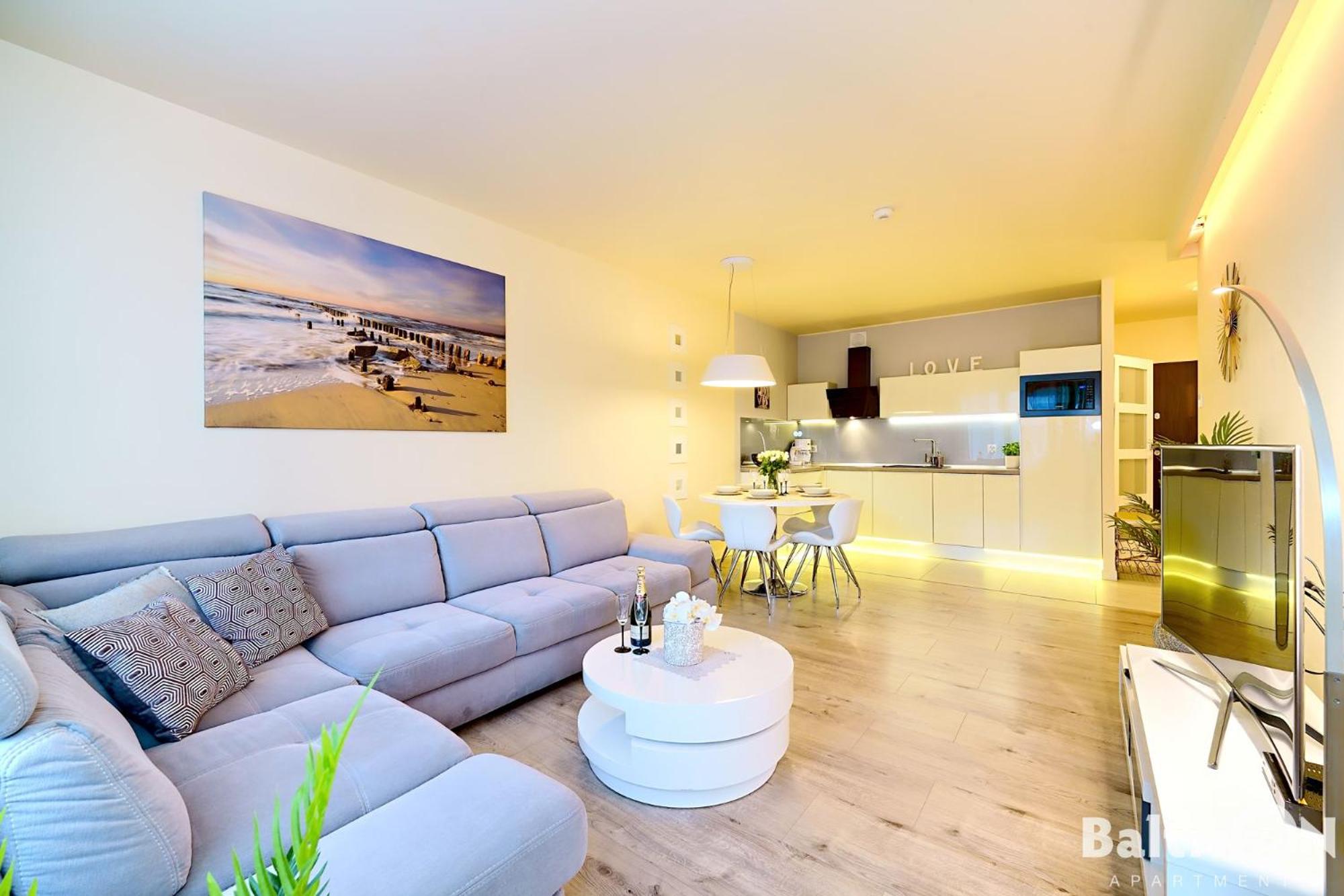 Apartamenty BalticON Polanki - Sauna, Fitness inclusive - Basen latem, Pool im Sommer