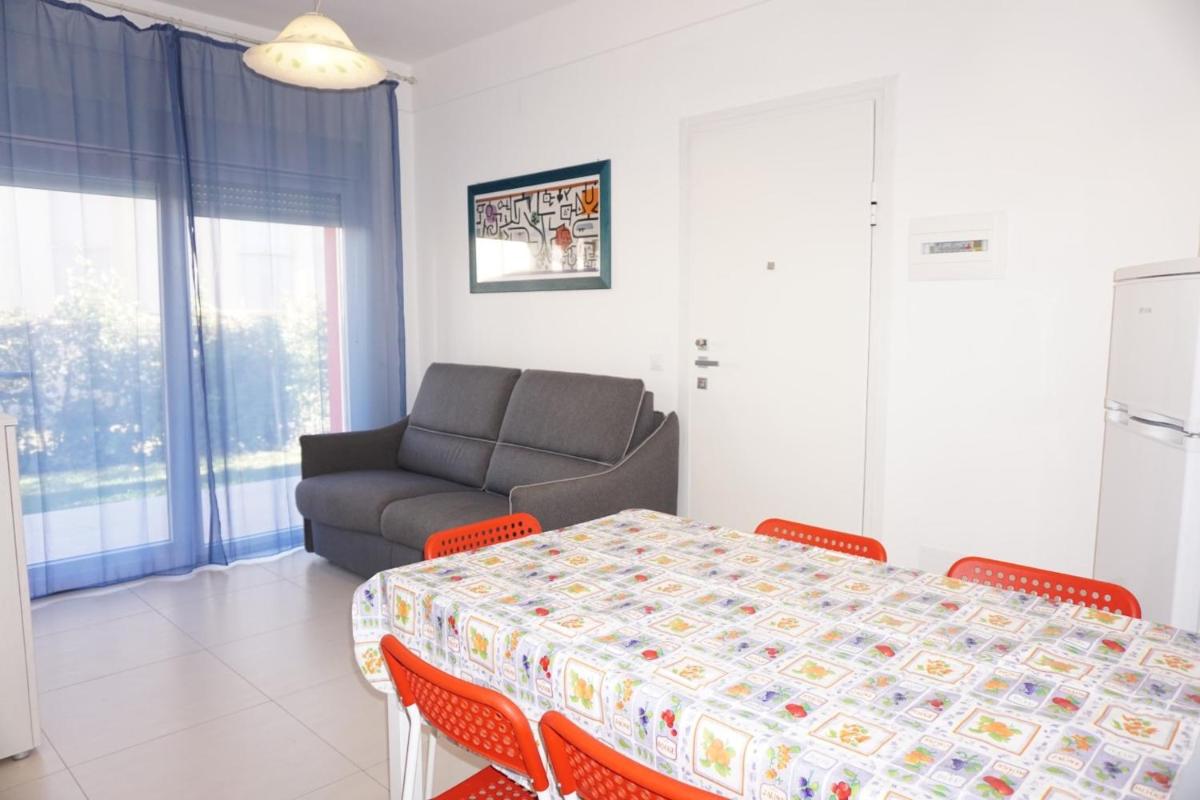 Flat with private garden by the sea