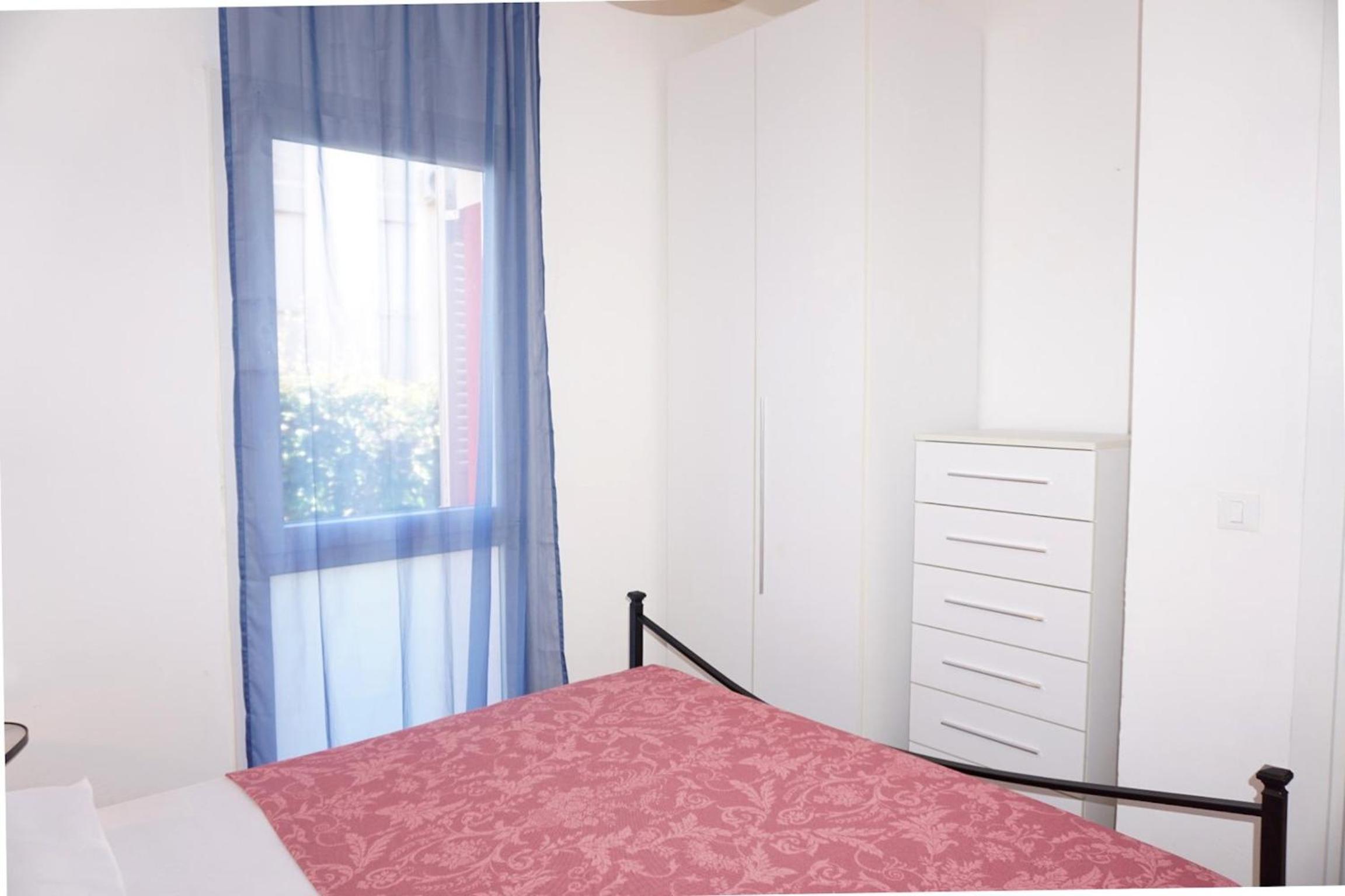 Flat with private garden by the sea