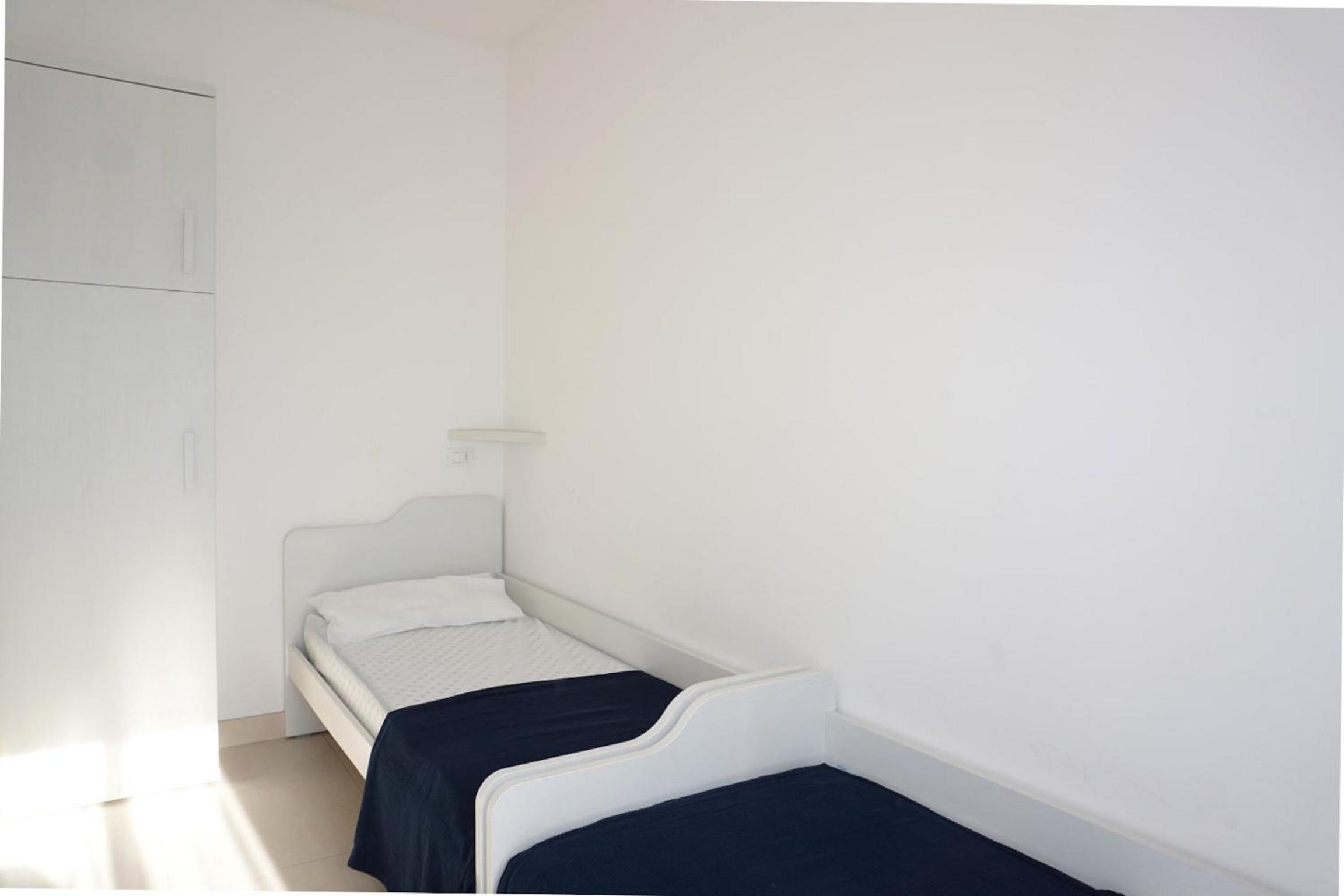 Flat with private garden by the sea