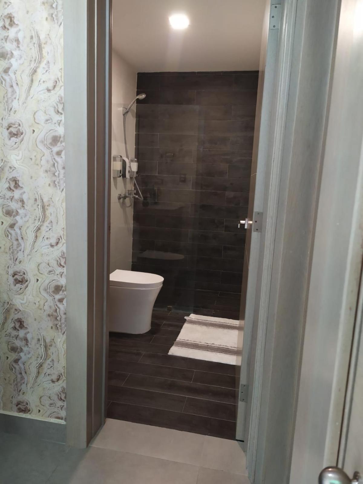 1br Luxury Condo Jacuzzi, gym Mountains with parking lot