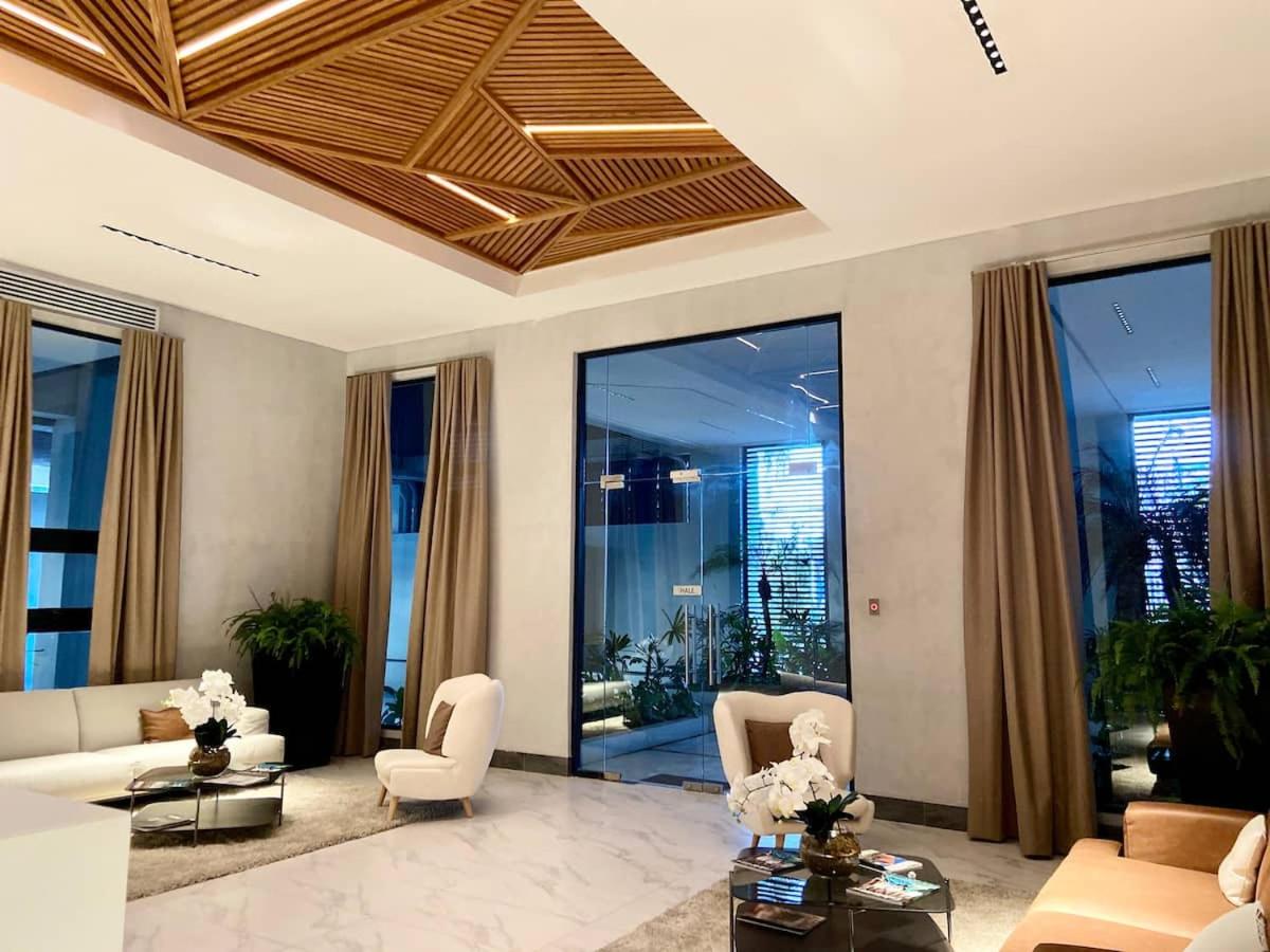 1br Luxury Condo Jacuzzi, gym Mountains with parking lot