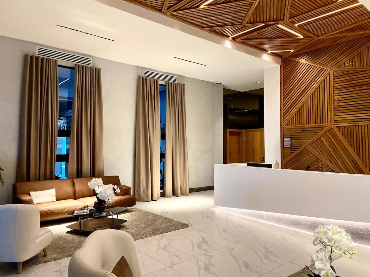 1br Luxury Condo Jacuzzi, gym Mountains with parking lot