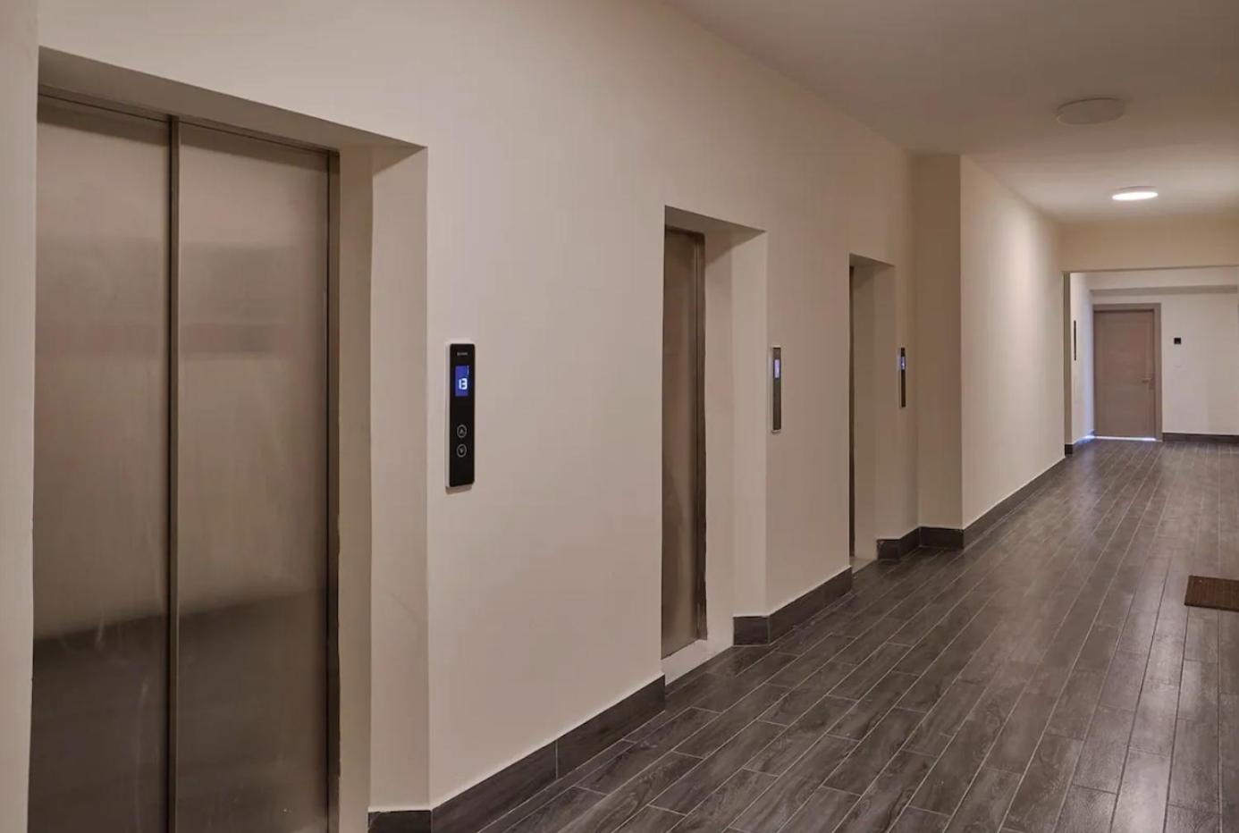 1br Luxury Condo Jacuzzi, gym Mountains with parking lot
