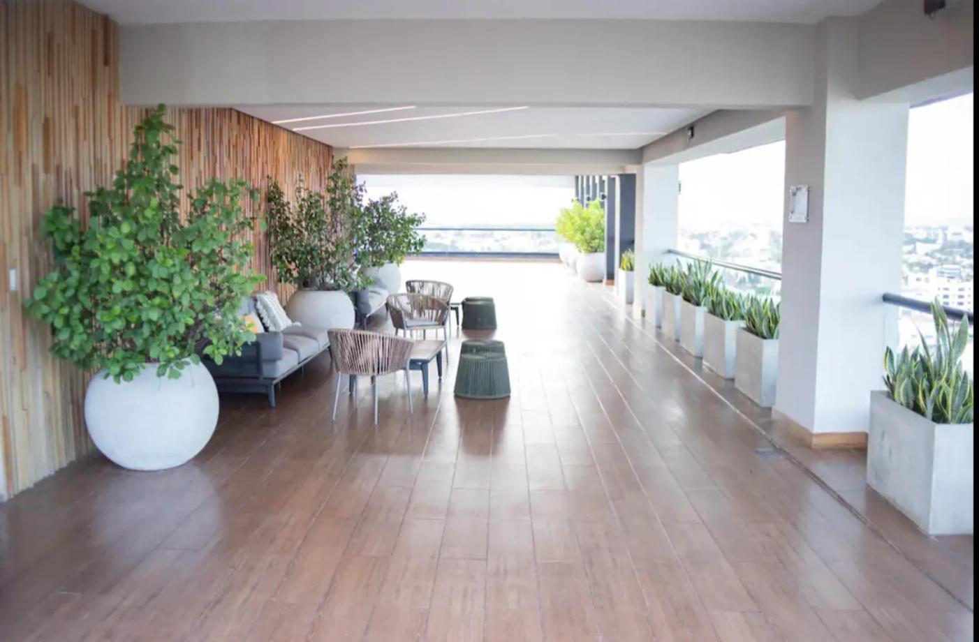 1br Luxury Condo Jacuzzi, gym Mountains with parking lot