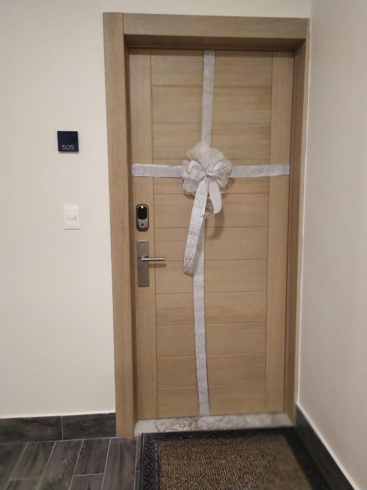 1br Luxury Condo Jacuzzi, gym Mountains with parking lot