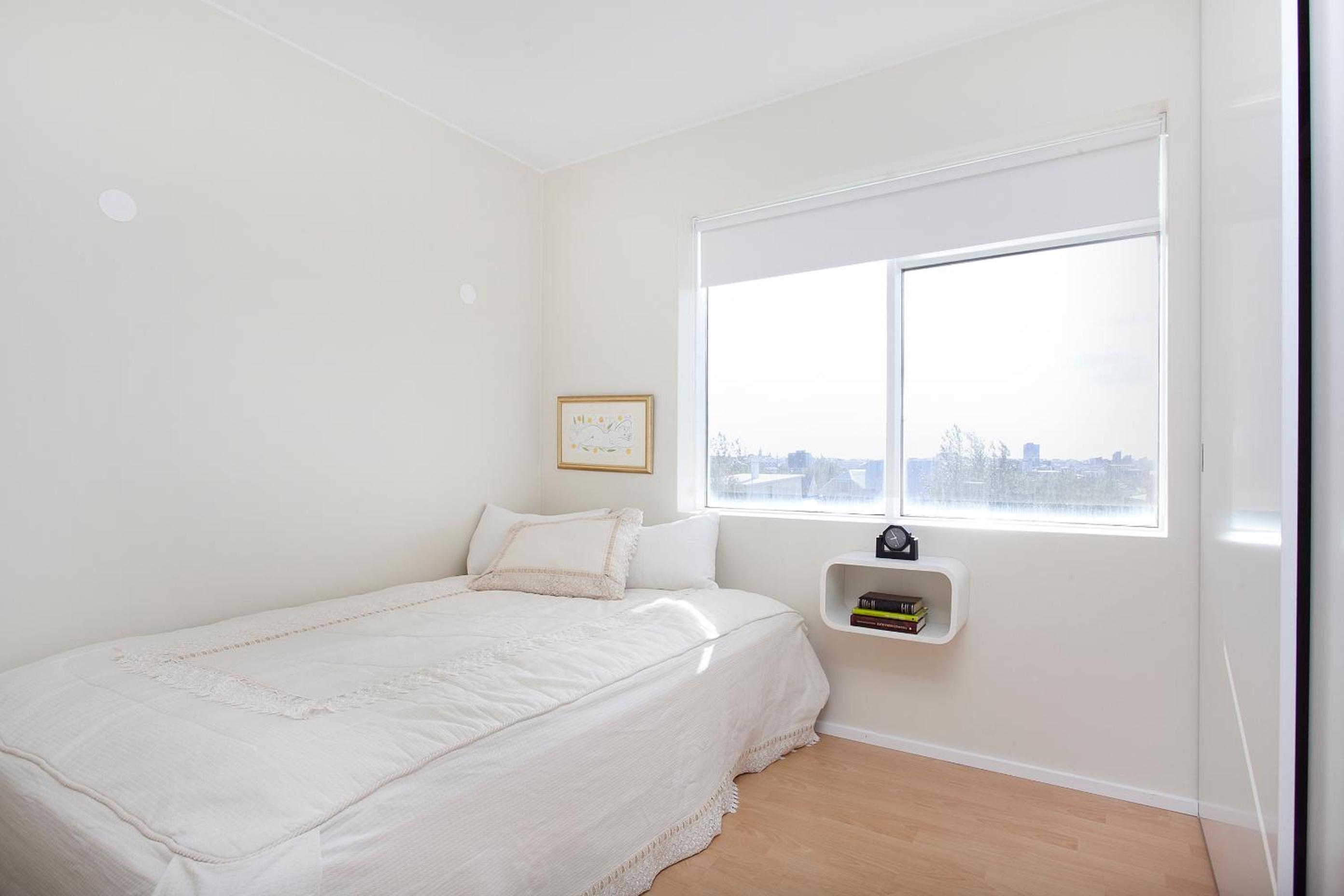 Overlooking the city, bright & cozy - Free Parking (A2)