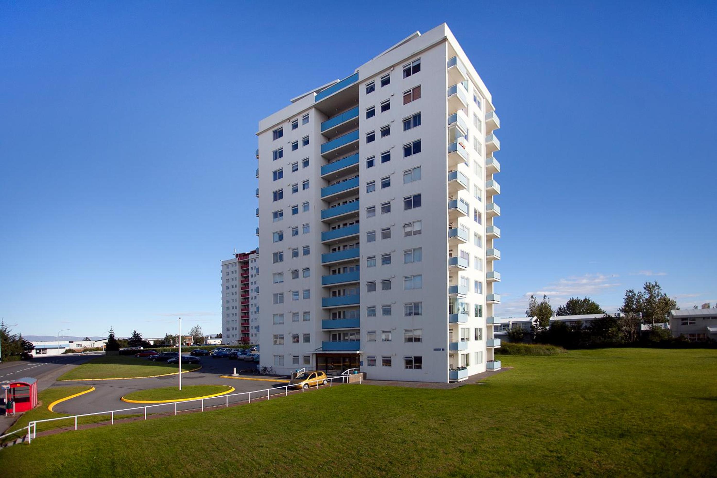 Overlooking the city, bright & cozy - Free Parking (A2)