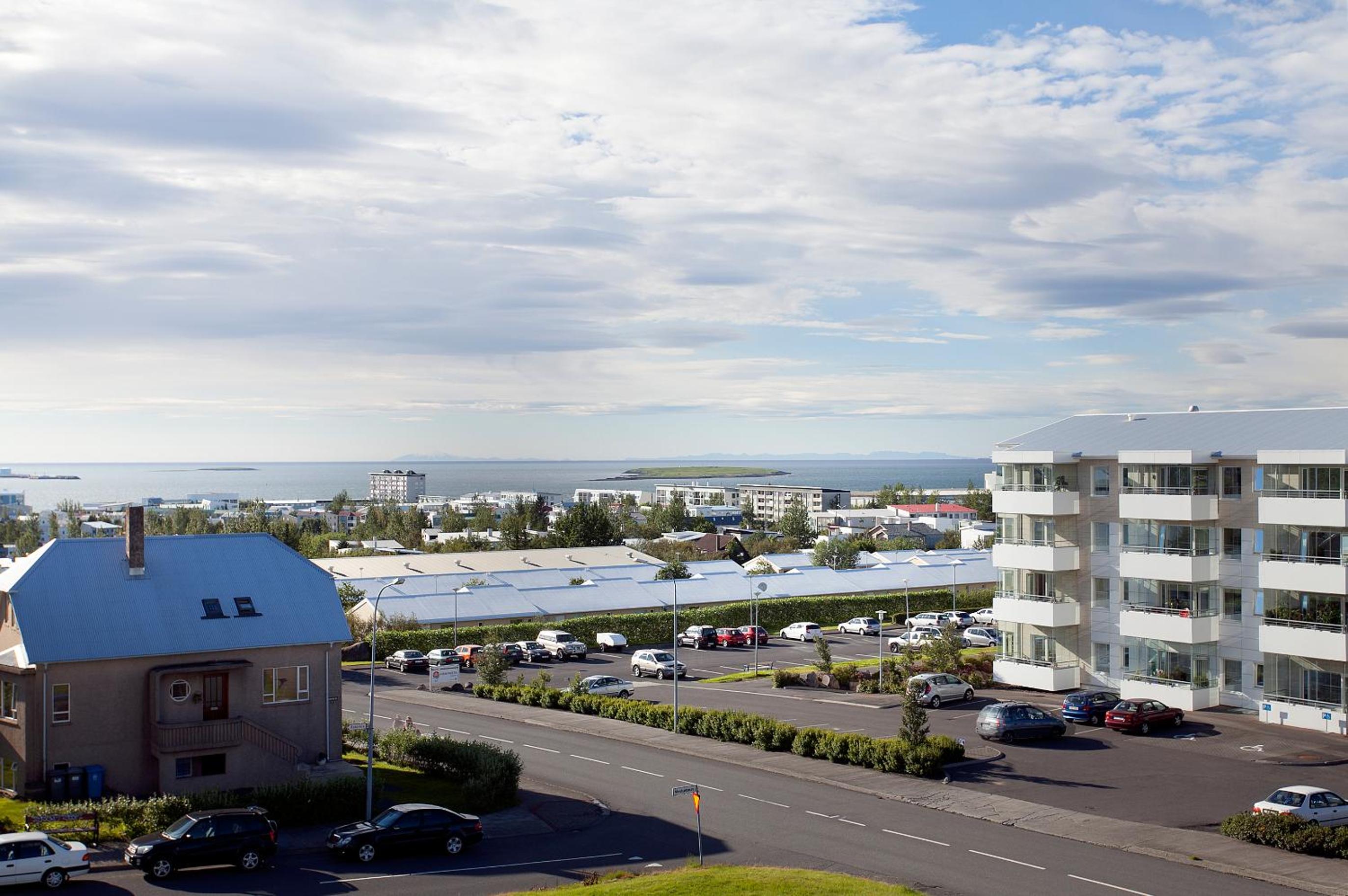 Overlooking the city, bright & cozy - Free Parking (A2)