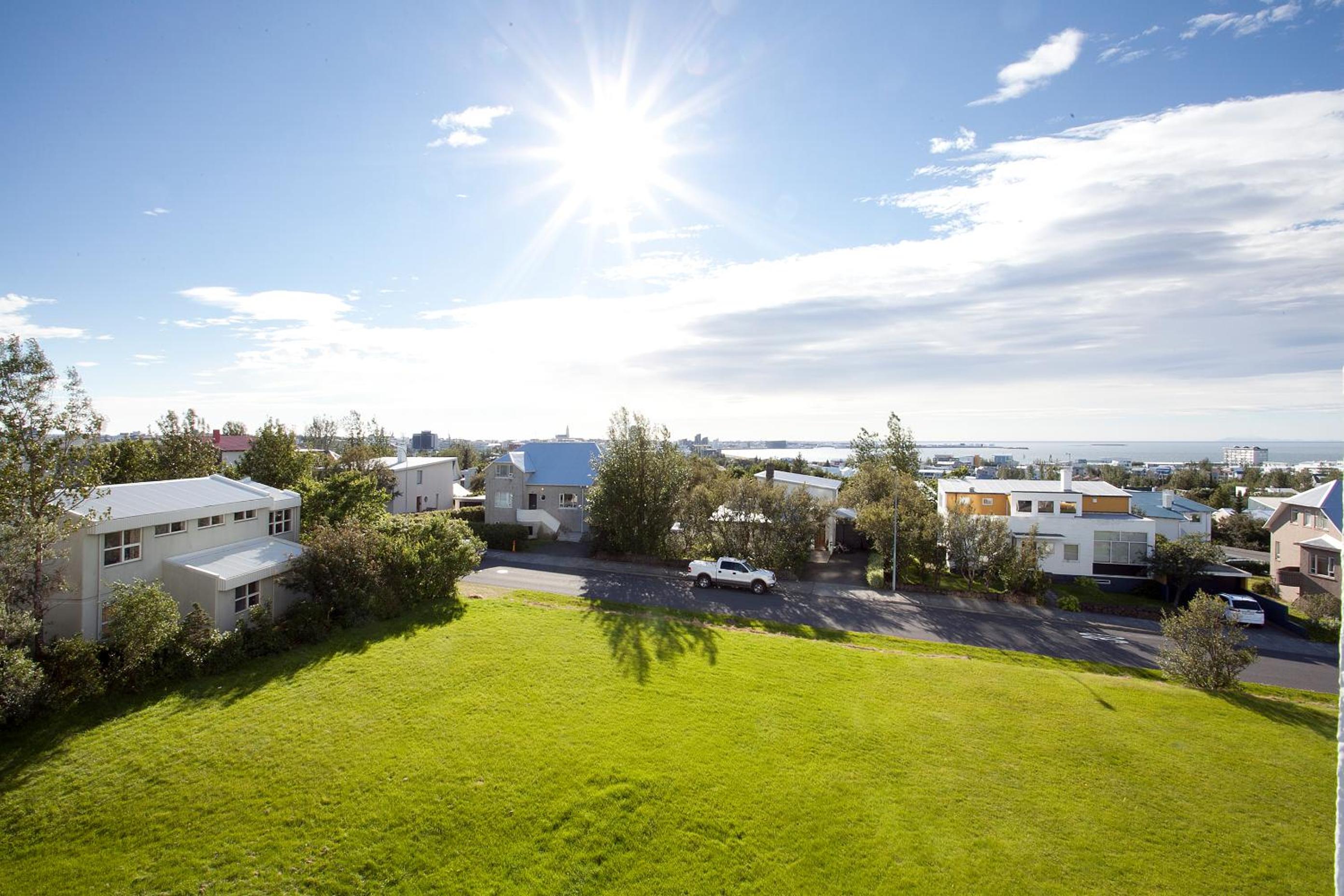 Overlooking the city, bright & cozy - Free Parking (A2)