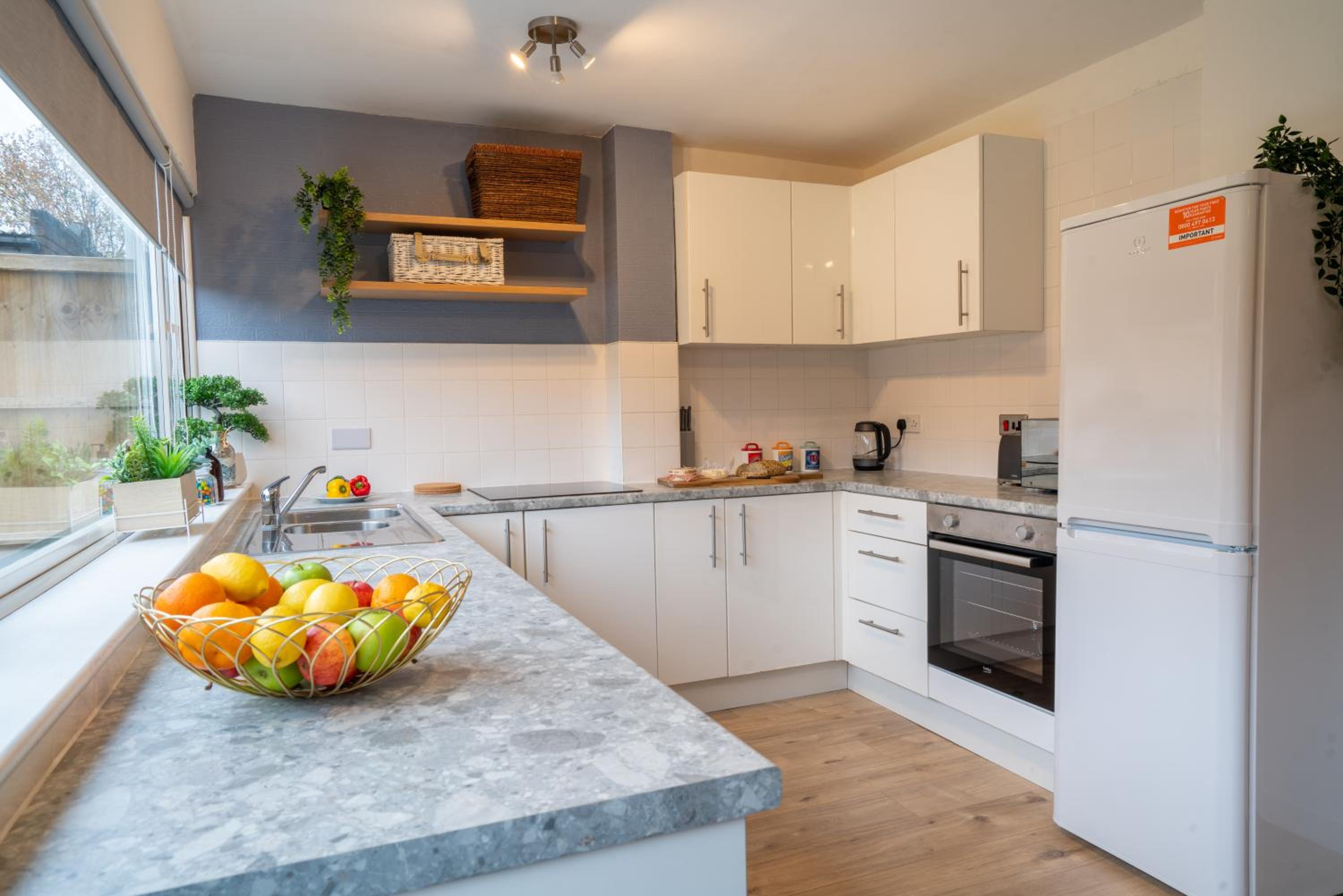 Saltbox Stays- 3 bed house with off-street parking, sleeps 6 view 4