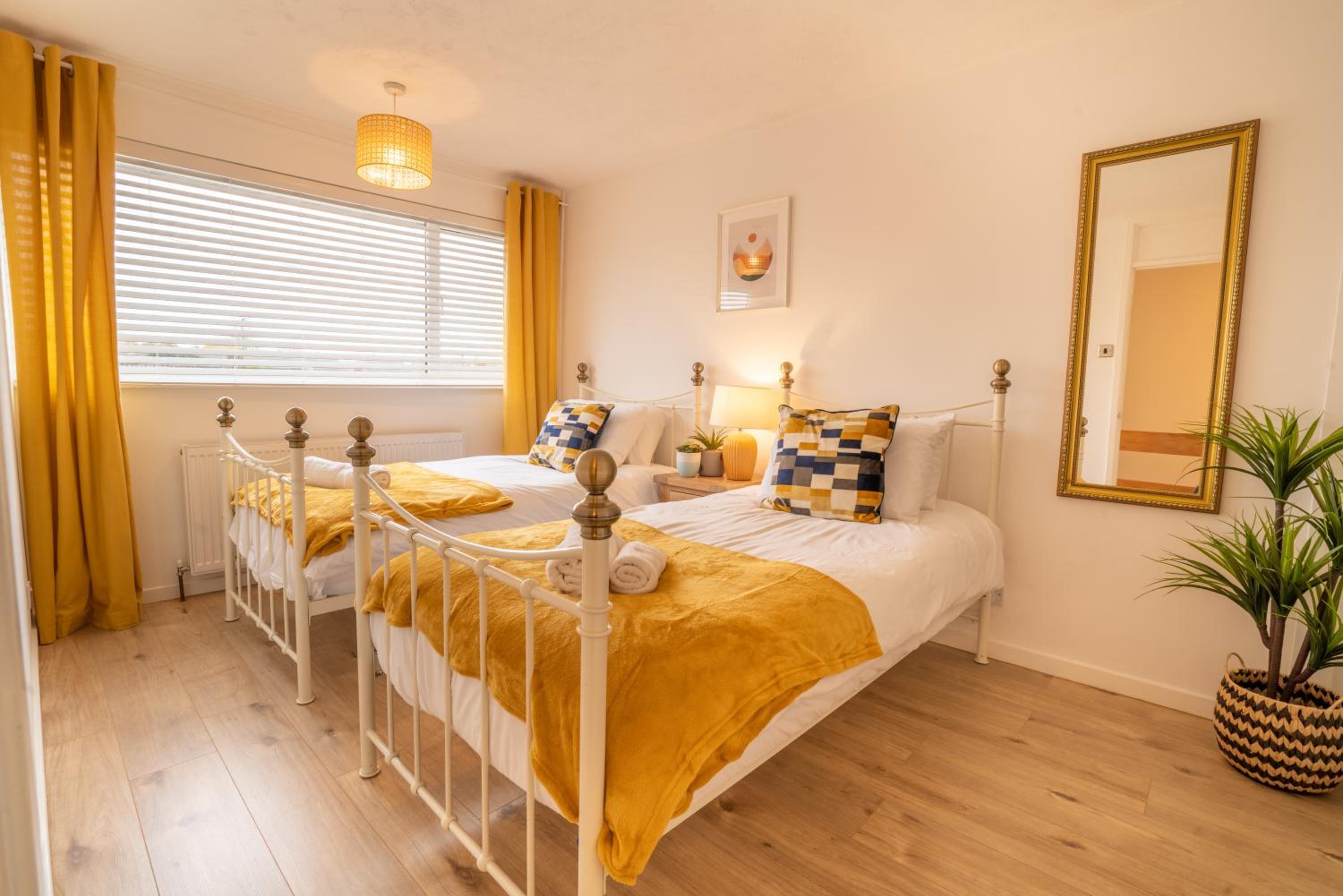 Saltbox Stays- 3 bed house with off-street parking, sleeps 6 view 3