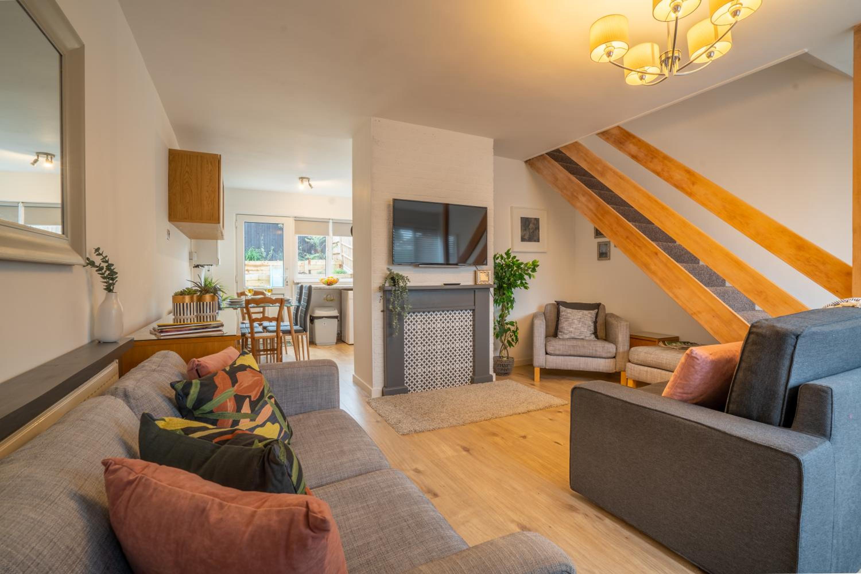 Saltbox Stays- 3 bed house with off-street parking, sleeps 6 view 2