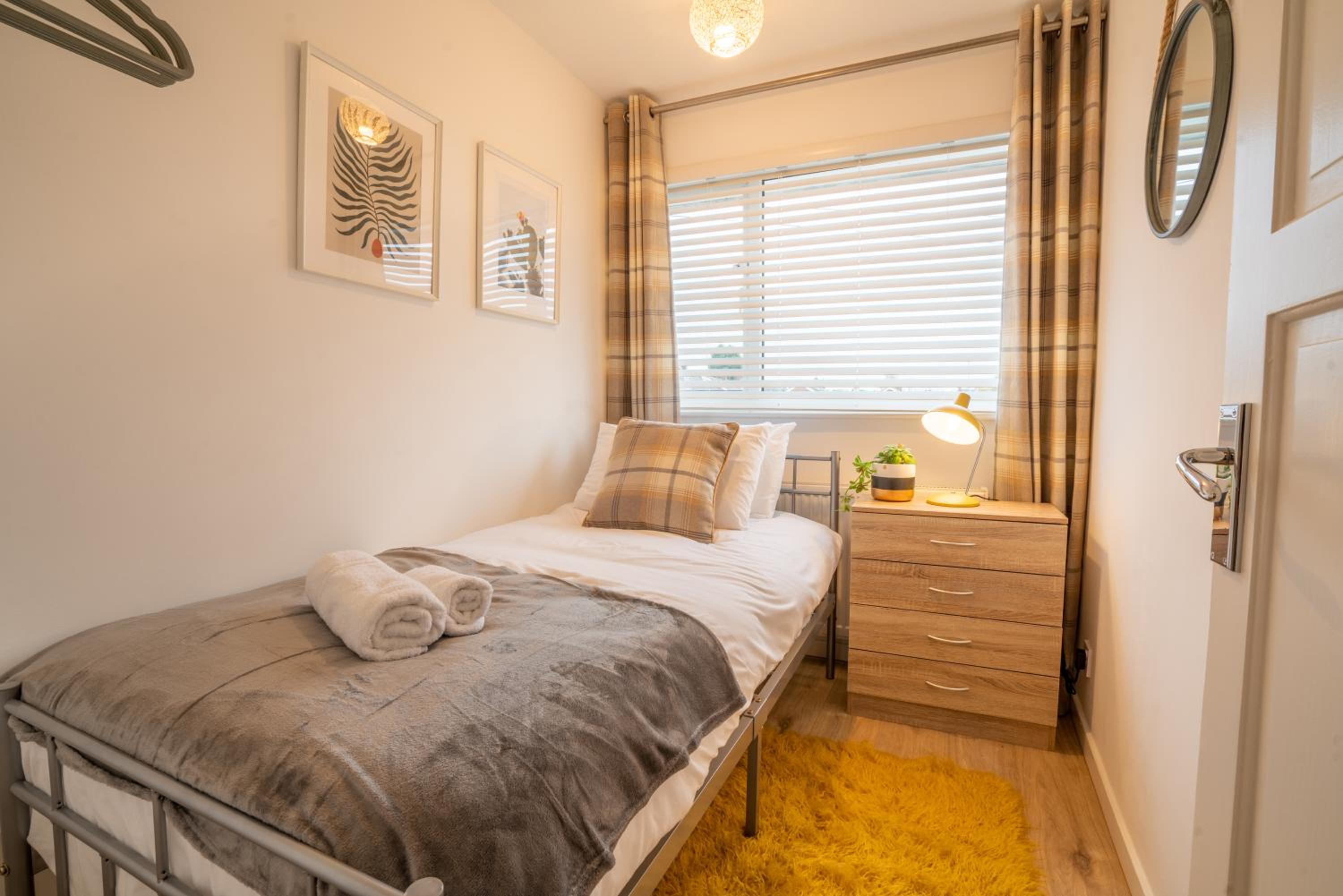 Saltbox Stays- 3 bed house with off-street parking, sleeps 6 view 5