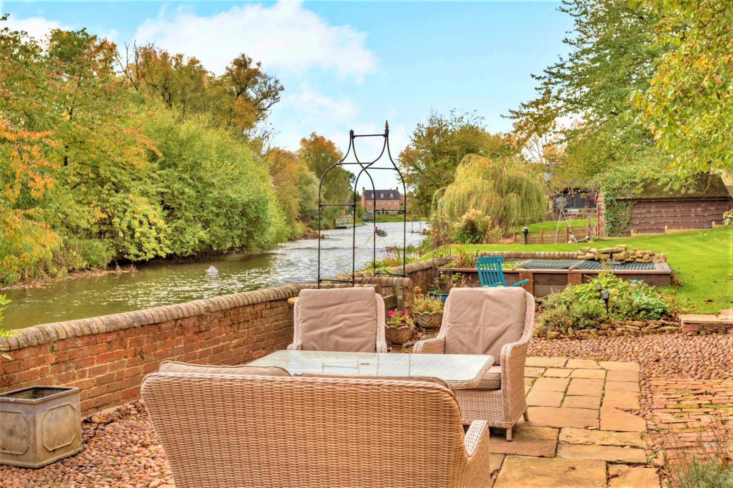 Finest Retreats - Islip Mill House - Beautiful Riverside Home