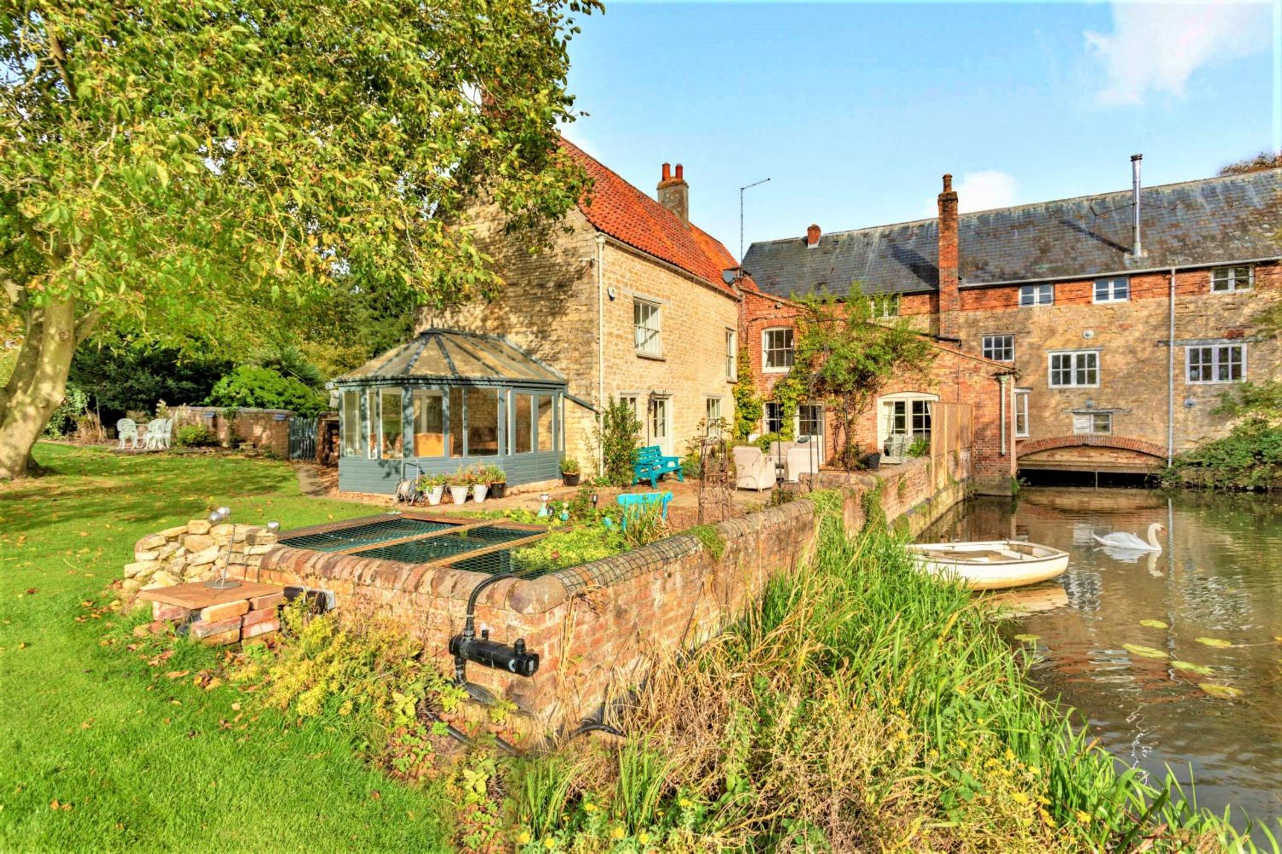 Finest Retreats - Islip Mill House - Beautiful Riverside Home, photo 27
