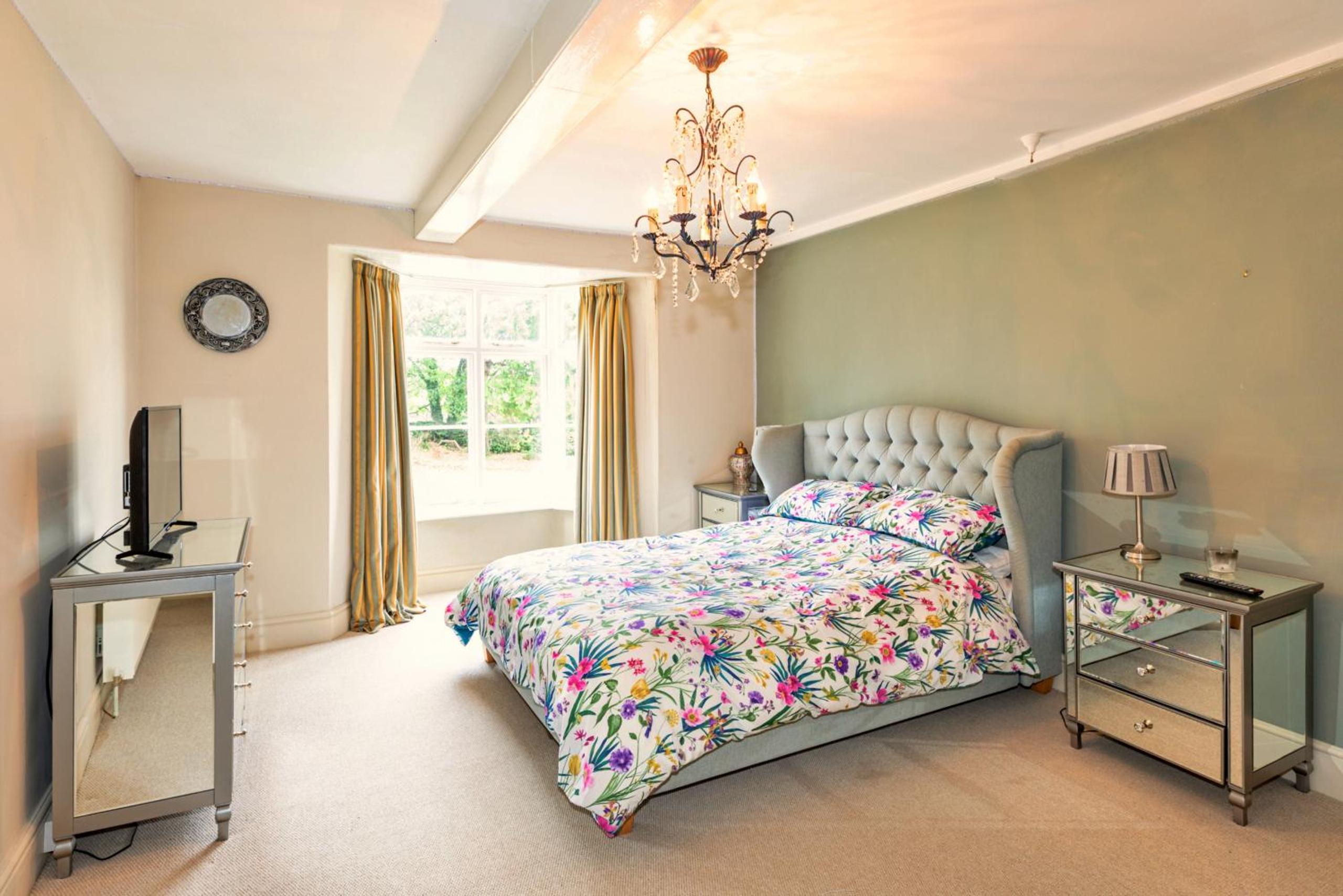 Finest Retreats - Islip Mill House - Beautiful Riverside Home, photo 10