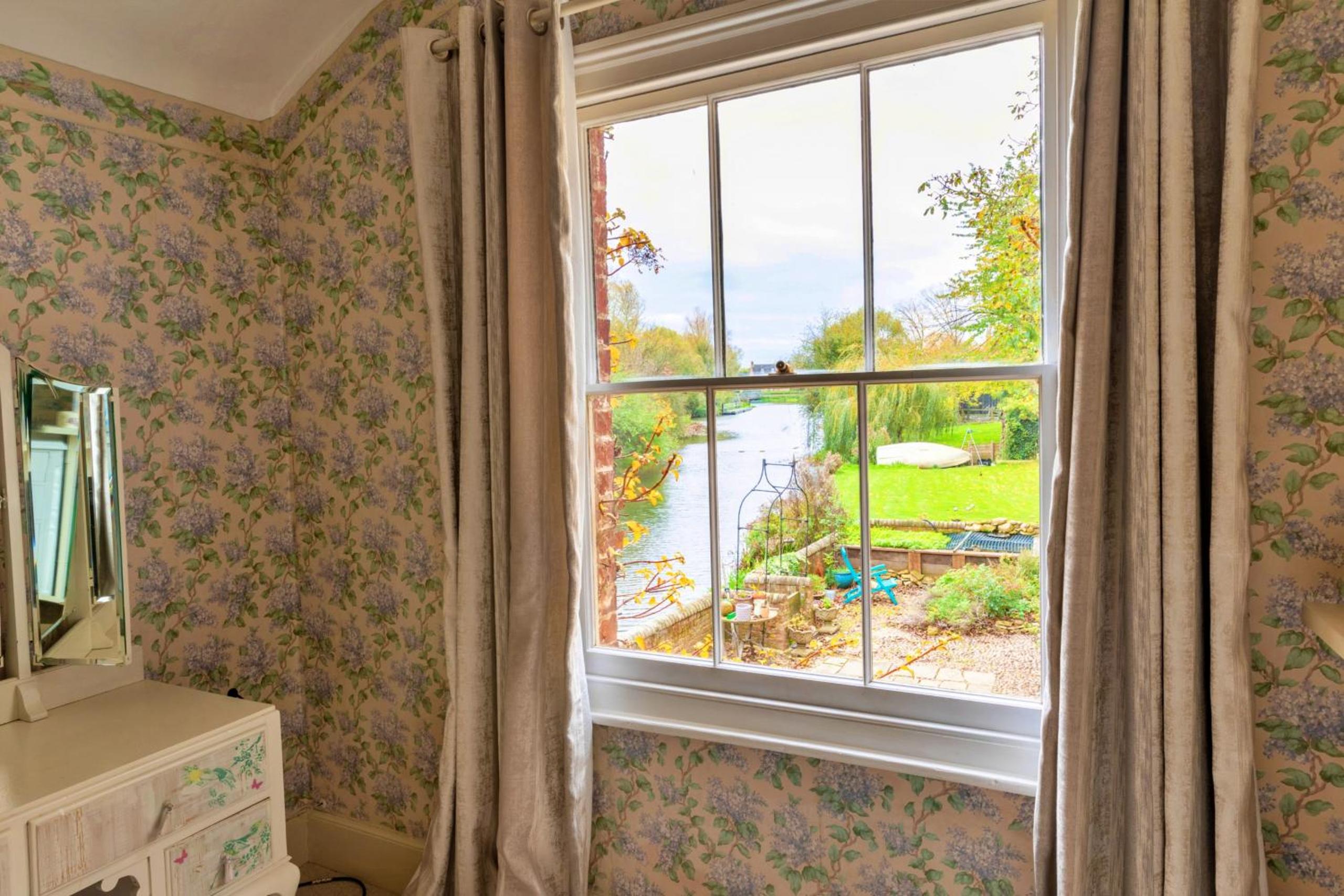 Finest Retreats - Islip Mill House - Beautiful Riverside Home, photo 18