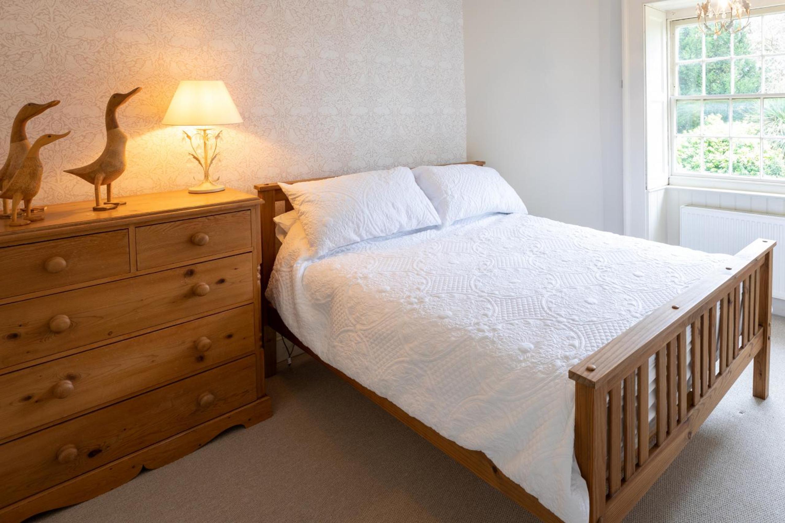 Finest Retreats - Islip Mill House - Beautiful Riverside Home, photo 25