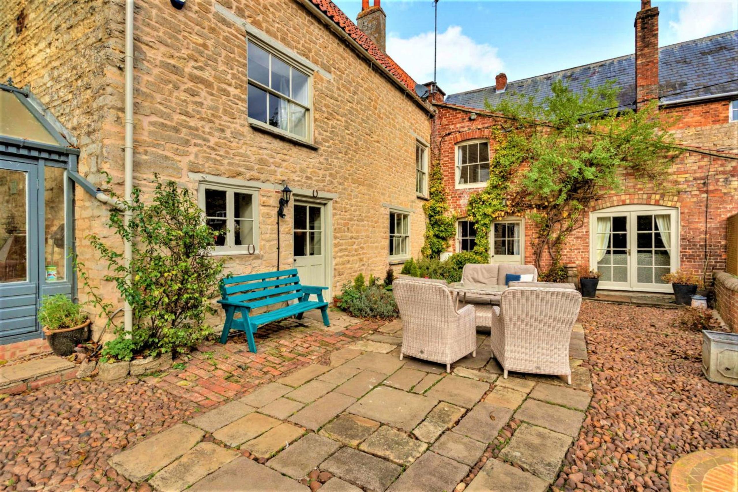 Finest Retreats - Islip Mill House - Beautiful Riverside Home